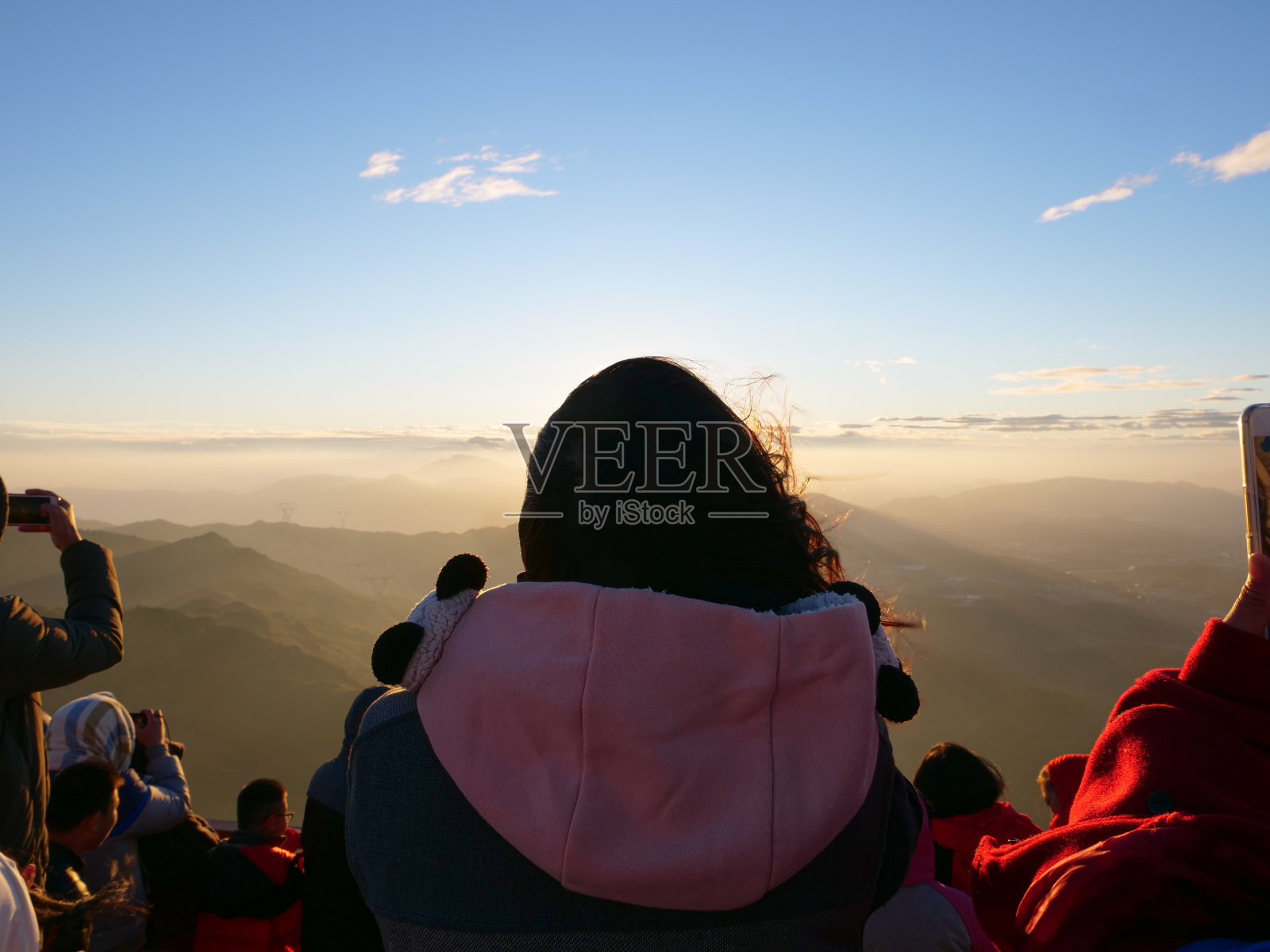 迎接日出的人们照片摄影图片