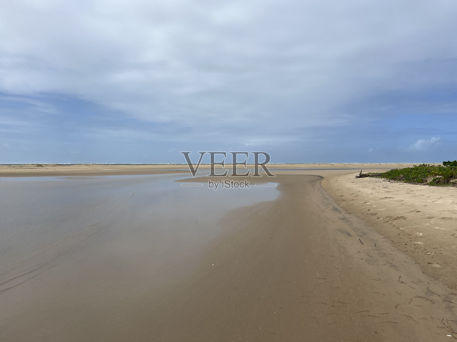 Sergipe阿拉卡朱市附近纳莫拉多斯岛海滩的地平线视图照片摄影图片