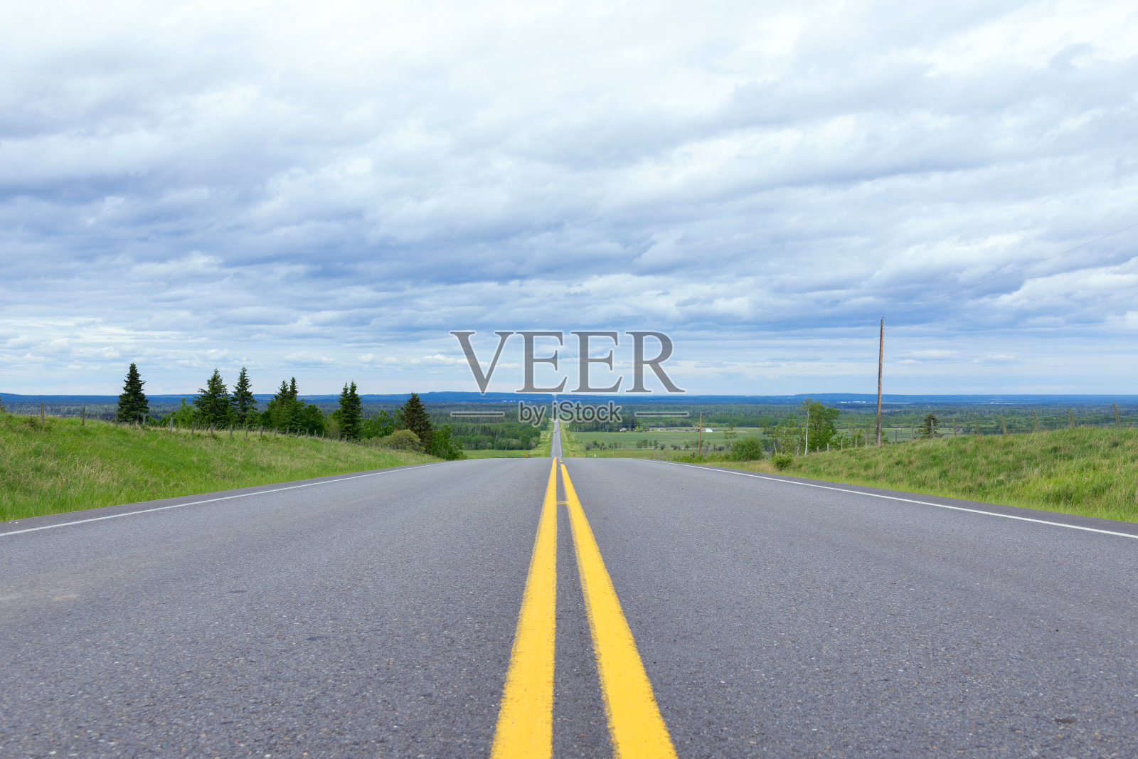 从高速公路上看风景，平原上有黄色实线。照片摄影图片