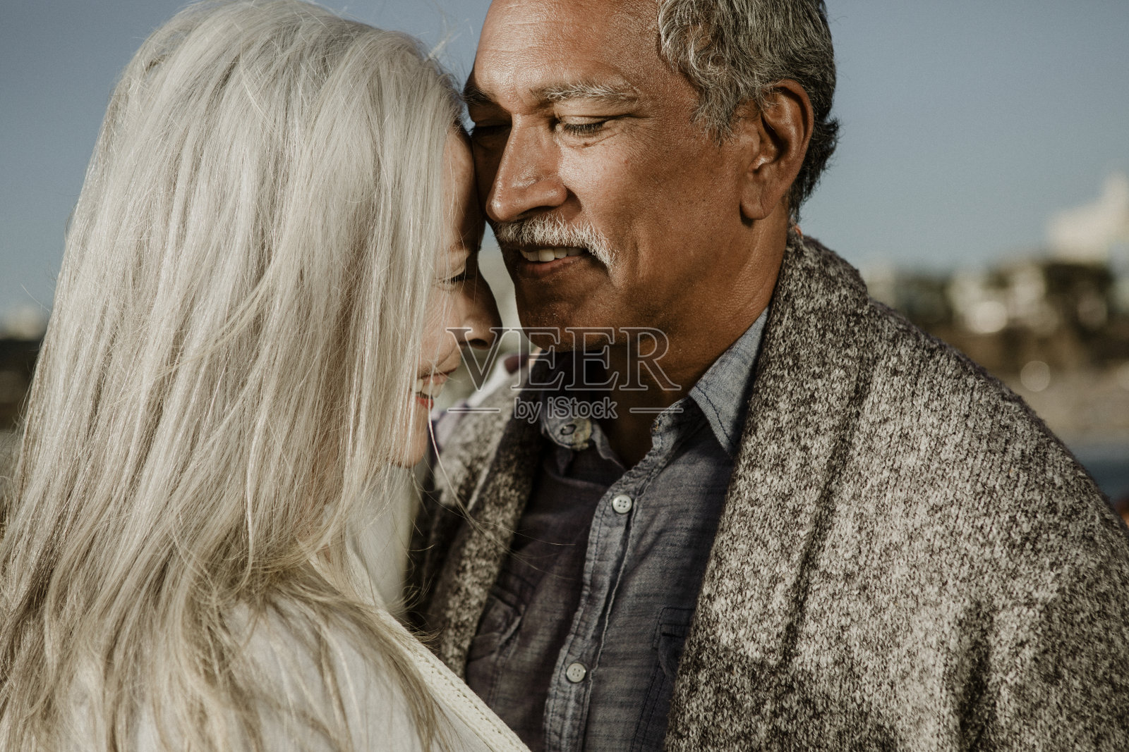 在圣莫尼卡码头跳舞的浪漫高年级情侣照片摄影图片