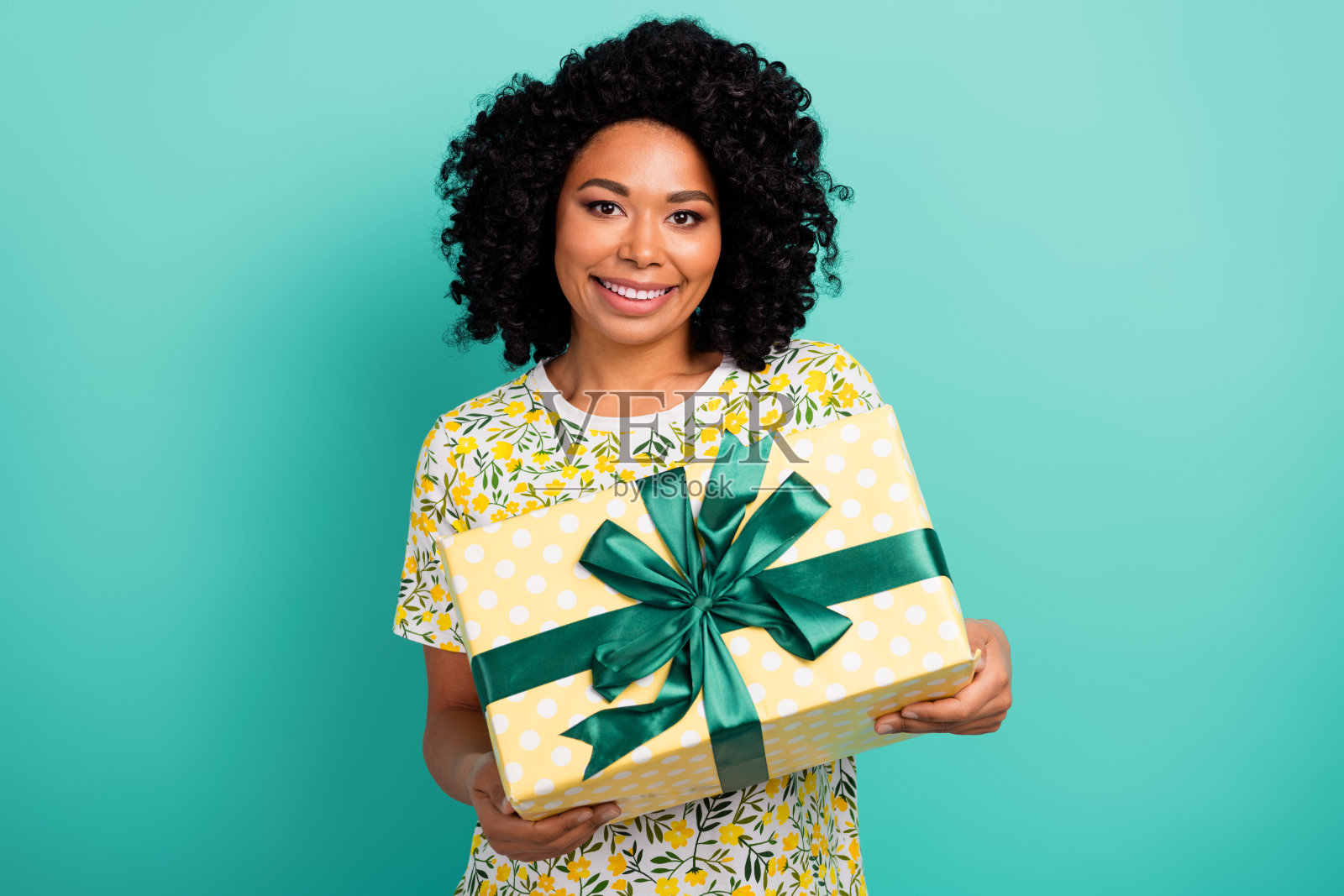 照片的怀疑不确定的女孩穿印花t恤看起来空的空间孤立的绿松石色背景照片摄影图片