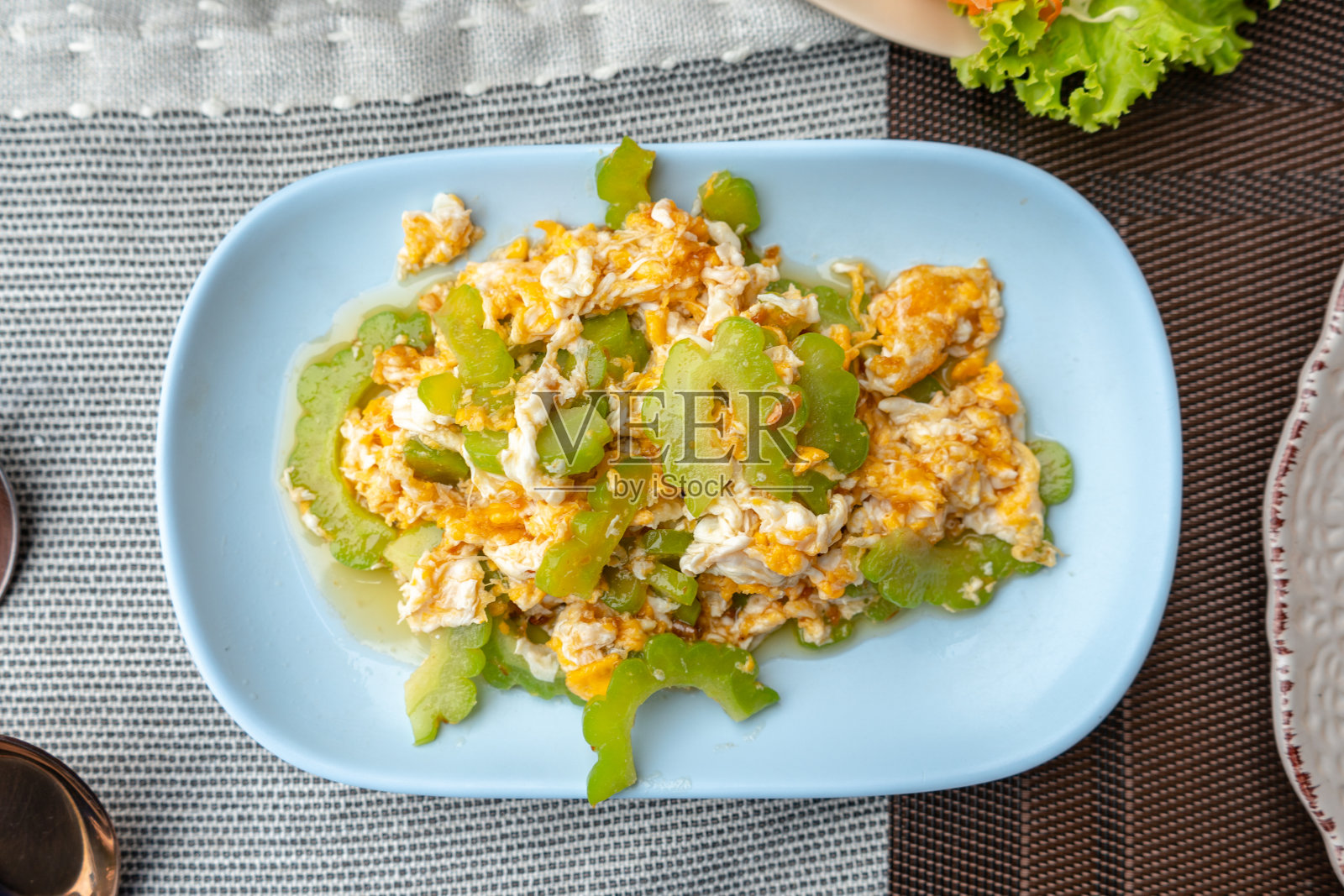 蛋炒苦瓜，俯视图。照片摄影图片