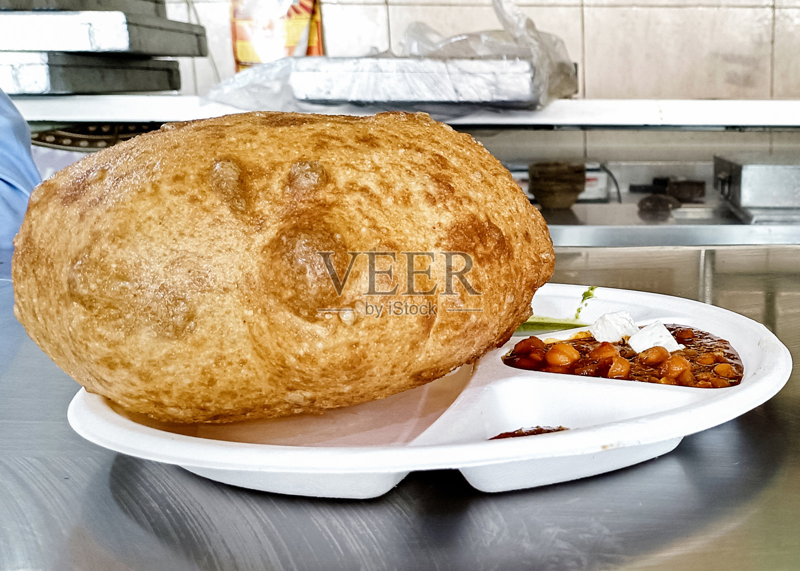 Chole bhnature是北印度的一道美食。chana masala和bhatura或puri的组合照片摄影图片