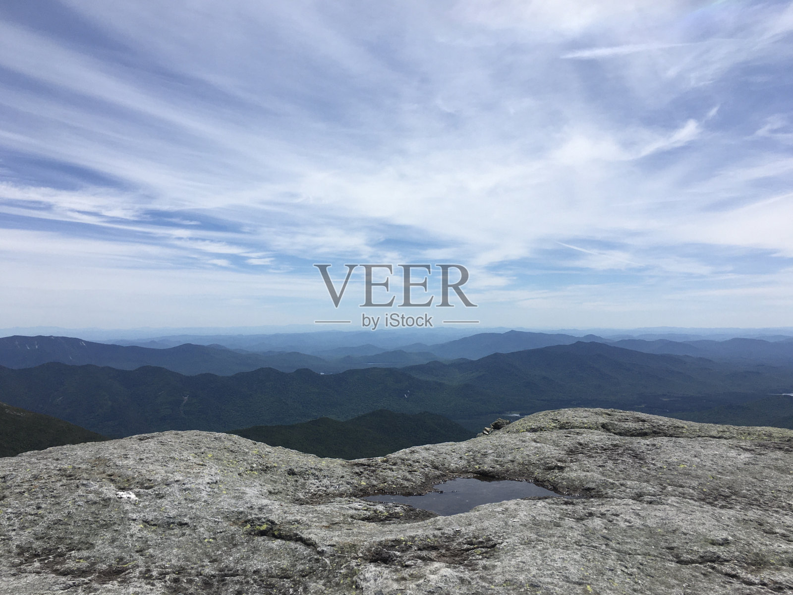 6月在纽约州阿迪朗达克山脉的高峰荒野中远足马西山。照片摄影图片