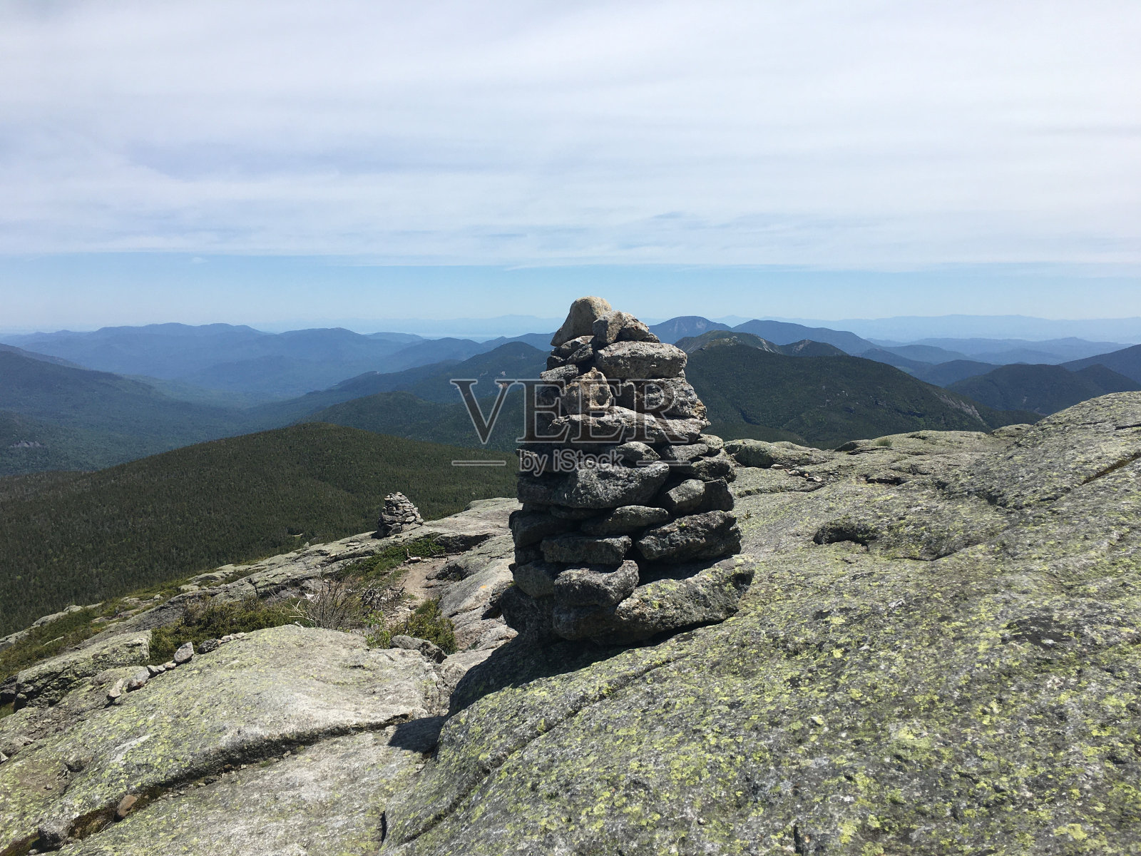 6月在纽约州阿迪朗达克山脉的高峰荒野中远足马西山。照片摄影图片