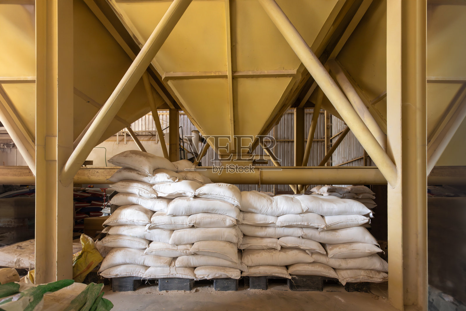 泰国家禽饲料加工厂内部。照片摄影图片