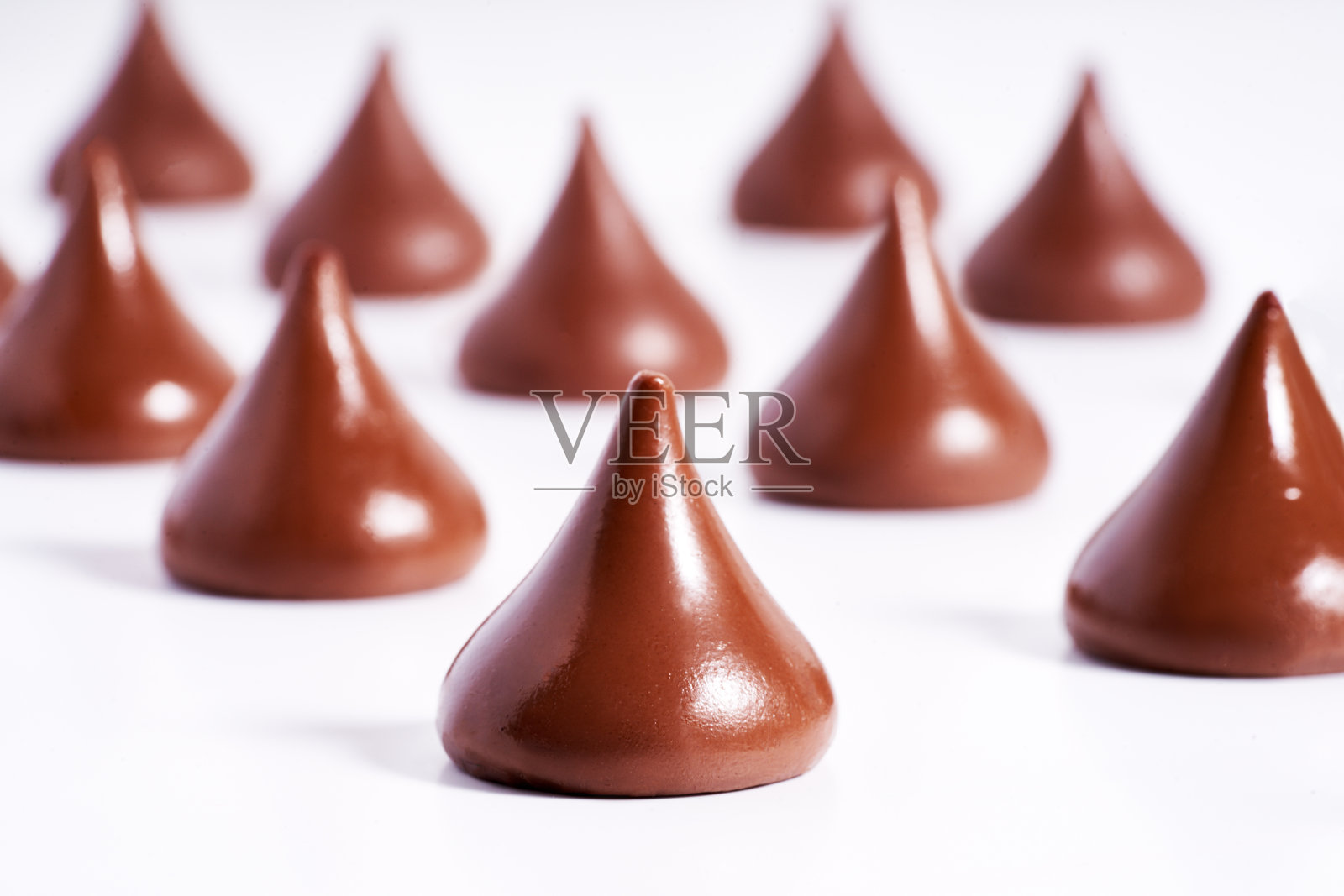 巧克力滴在白色背景上的特写。有选择性的重点照片摄影图片