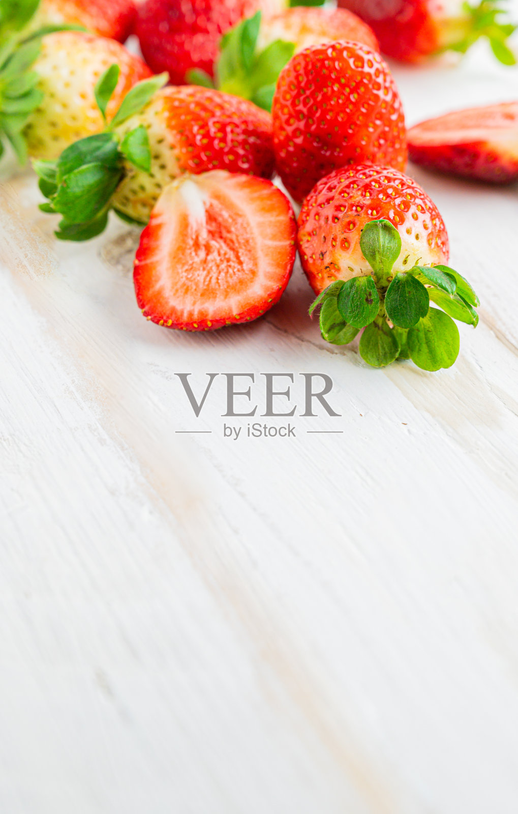 草莓在白色木材背景。照片摄影图片