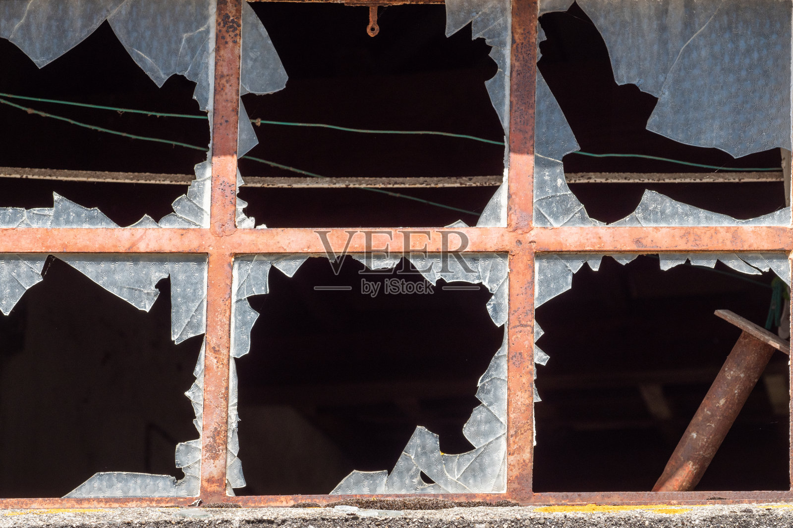 废弃旧建筑上的破窗照片摄影图片