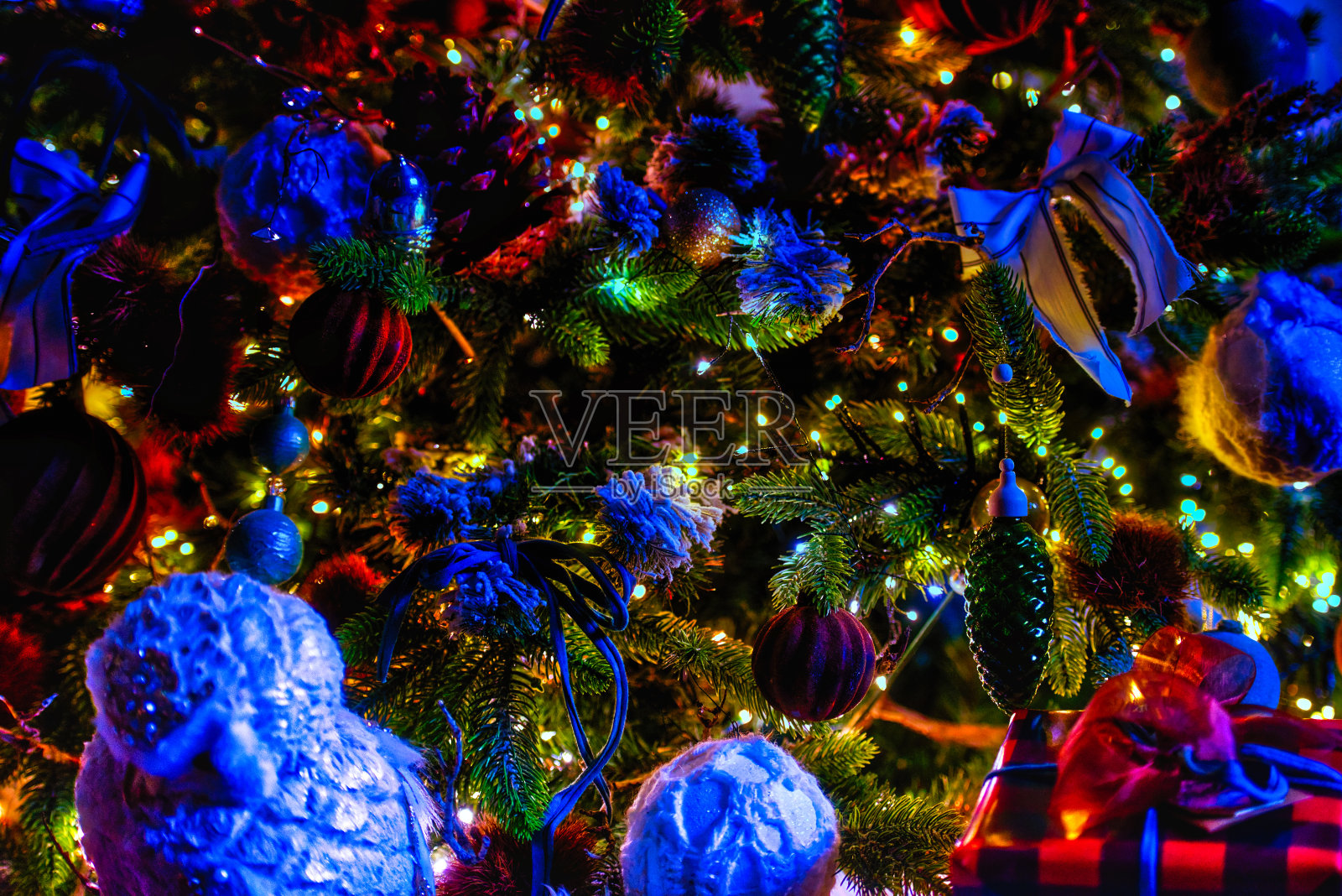 圣诞树上的装饰品和彩灯照片摄影图片