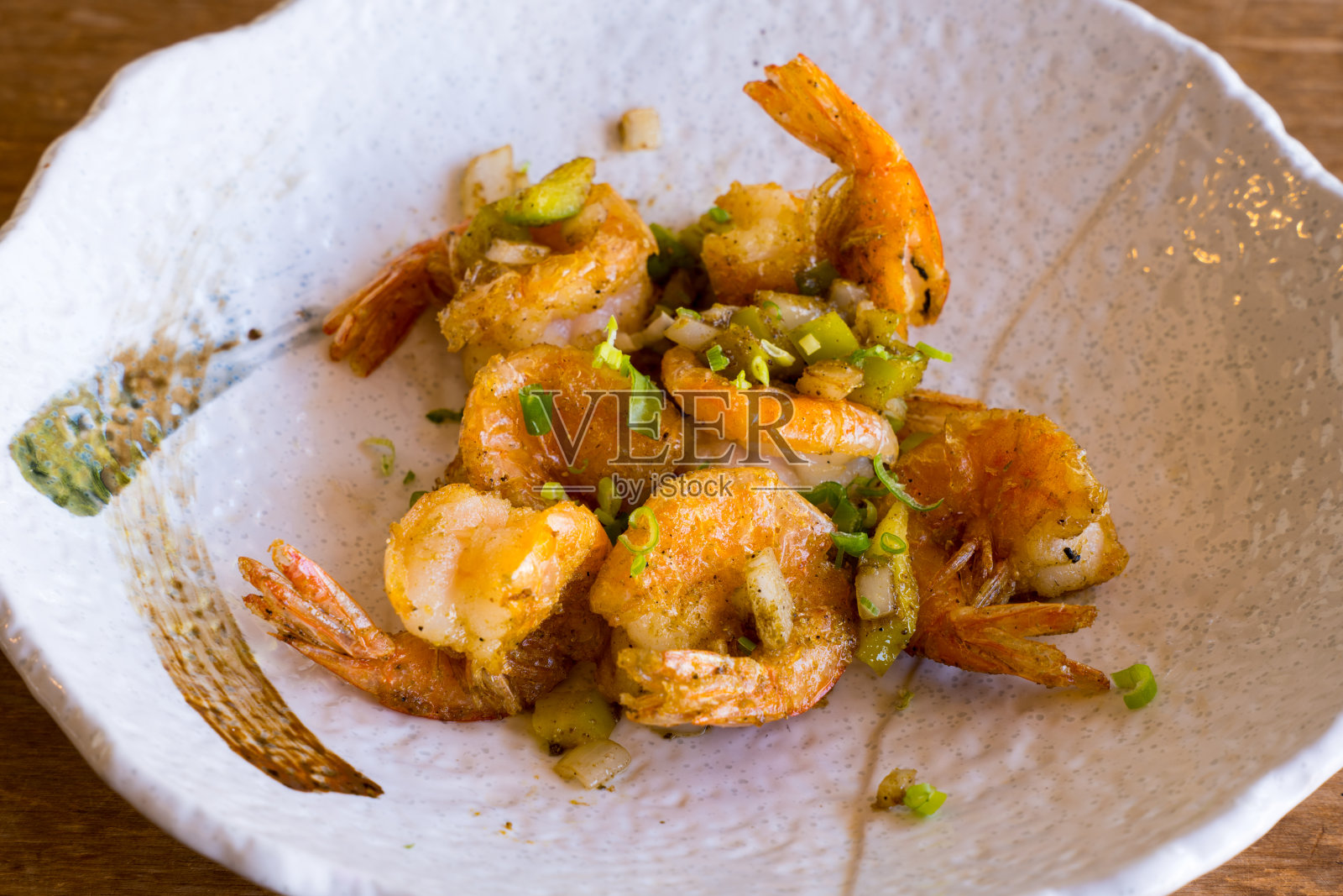 这是一道开胃的菜肴，是中国传统菜肴中典型的香料炒虾照片摄影图片