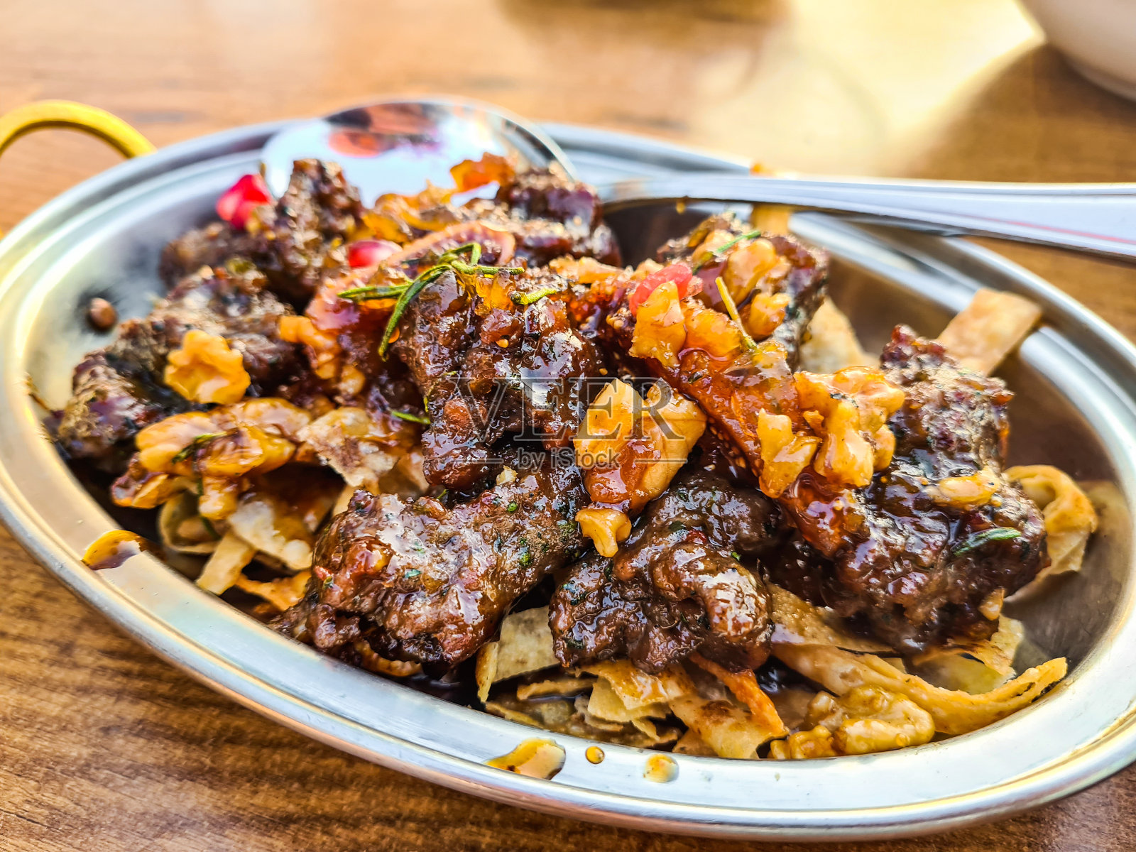 羊肉配坚果，石榴和无花果干在科威特城照片摄影图片