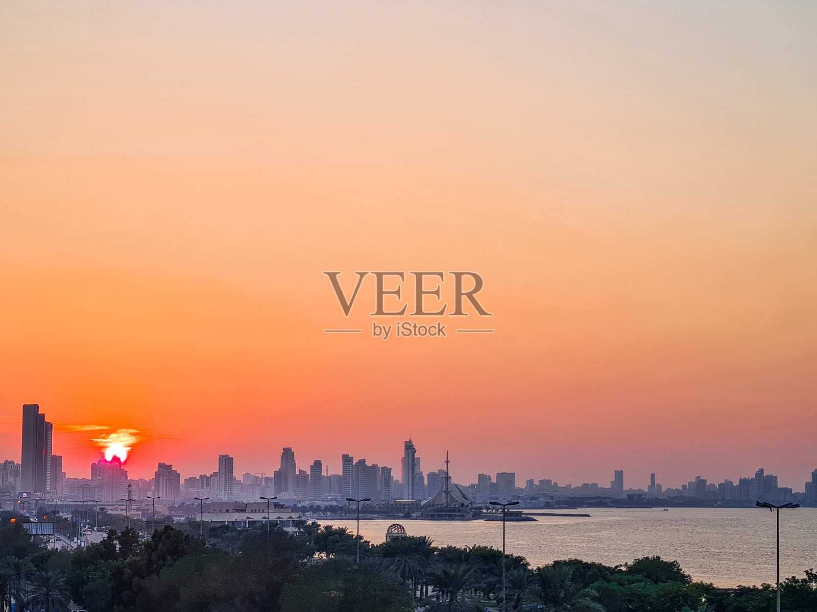 日落时分的科威特市波斯湾上的科威特湾照片摄影图片