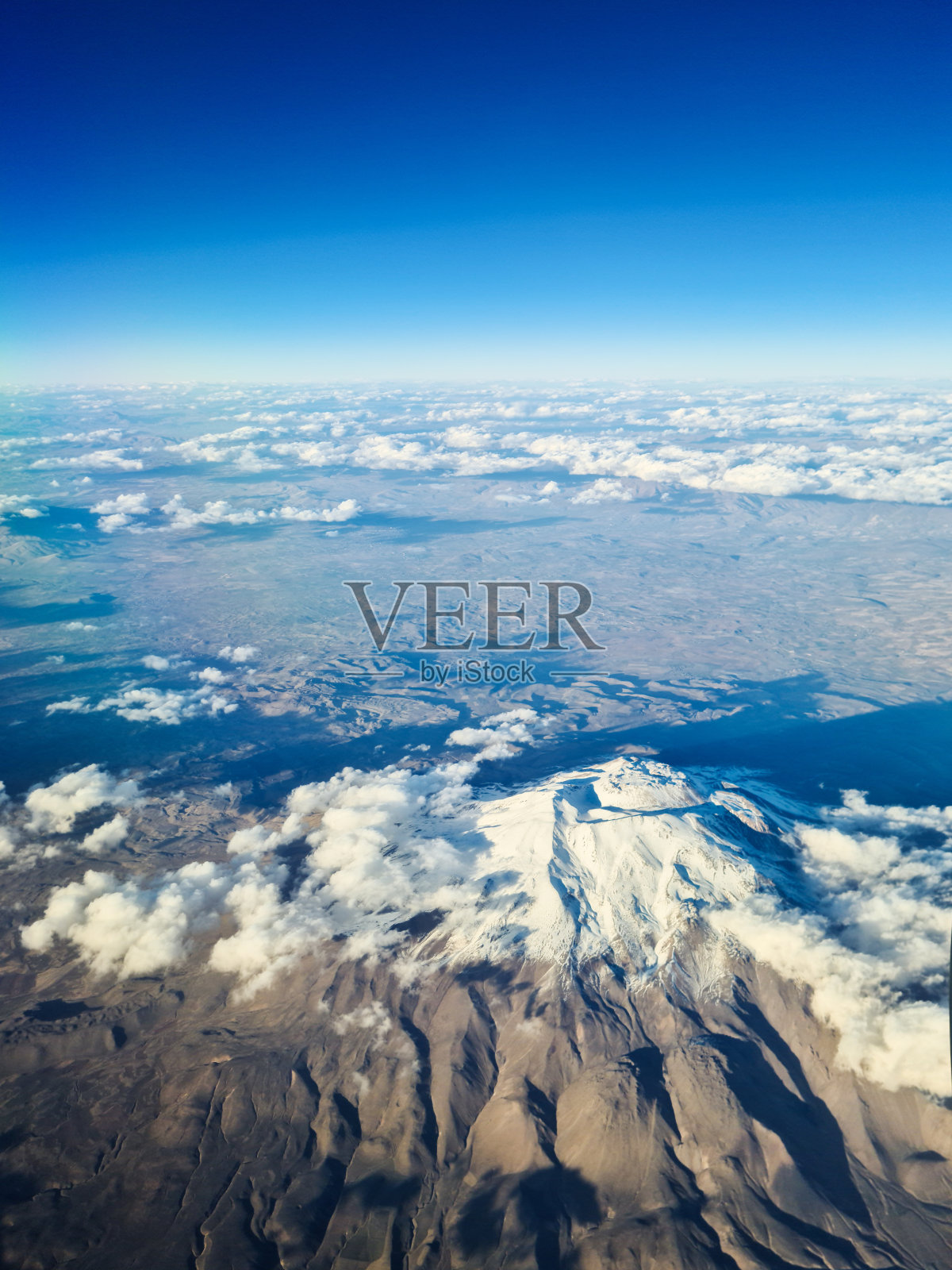 从土耳其苏潘山的飞机窗口俯瞰照片摄影图片