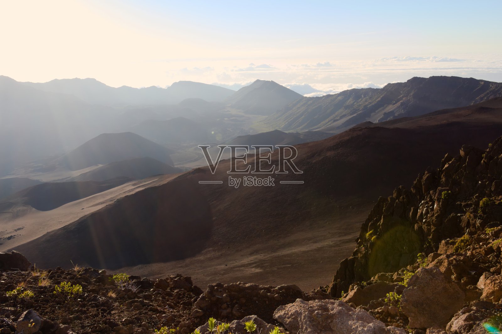 哈利阿卡拉国家公园，从火山顶部俯瞰，前方是广阔的风景照片摄影图片