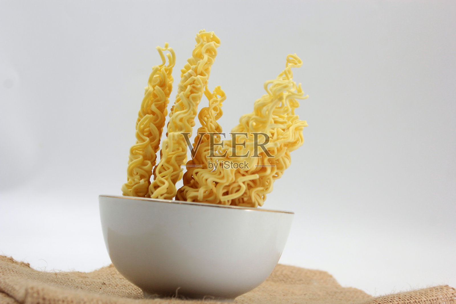 干面，鸡蛋面，孤立在一个白色的背景上照片摄影图片