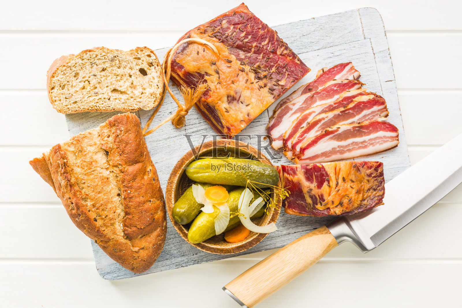 白色砧板上的烟熏培根切片特写照片摄影图片