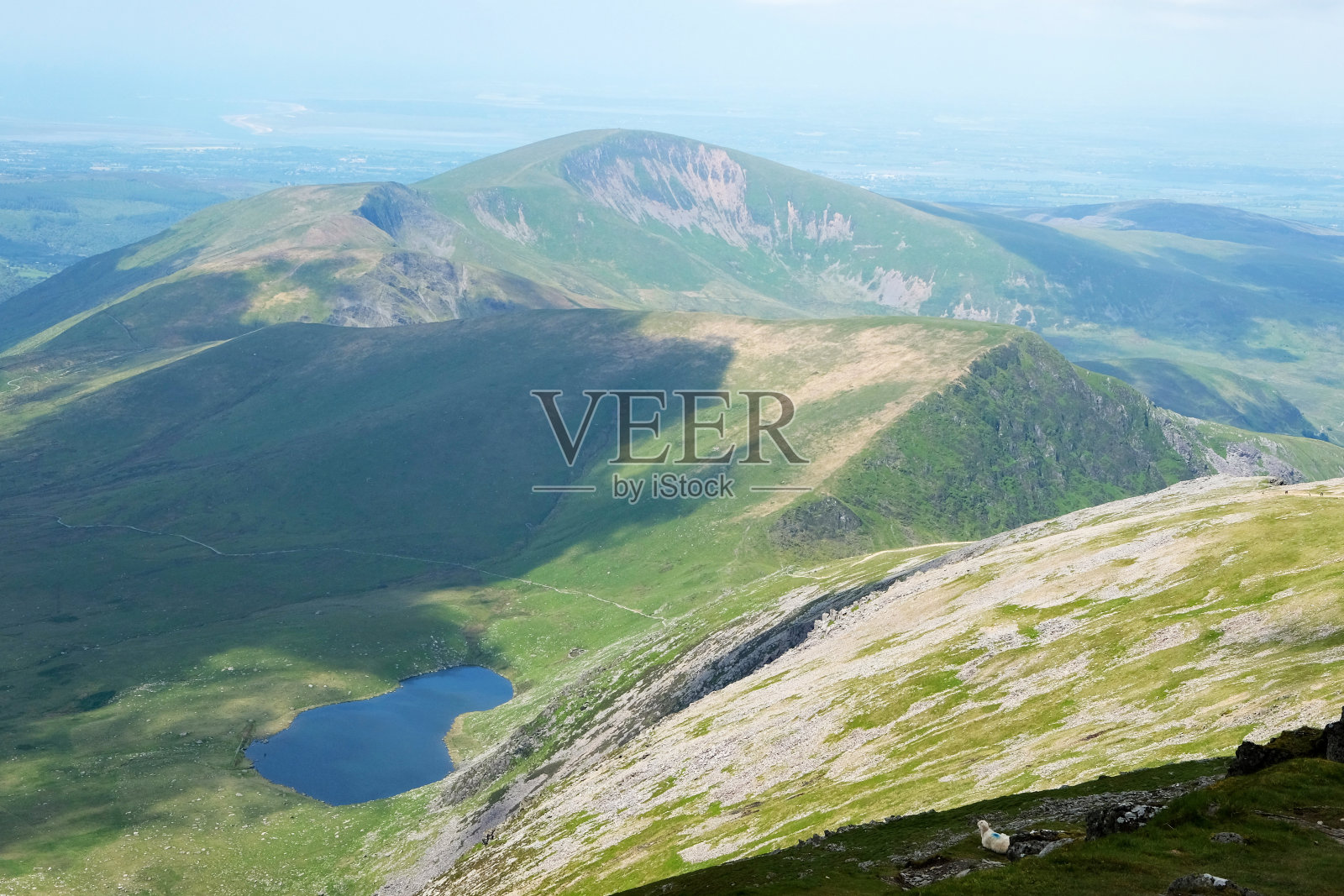 北威尔士斯诺多尼亚山脉的辛格里翁山，背景是埃利奥山。照片摄影图片
