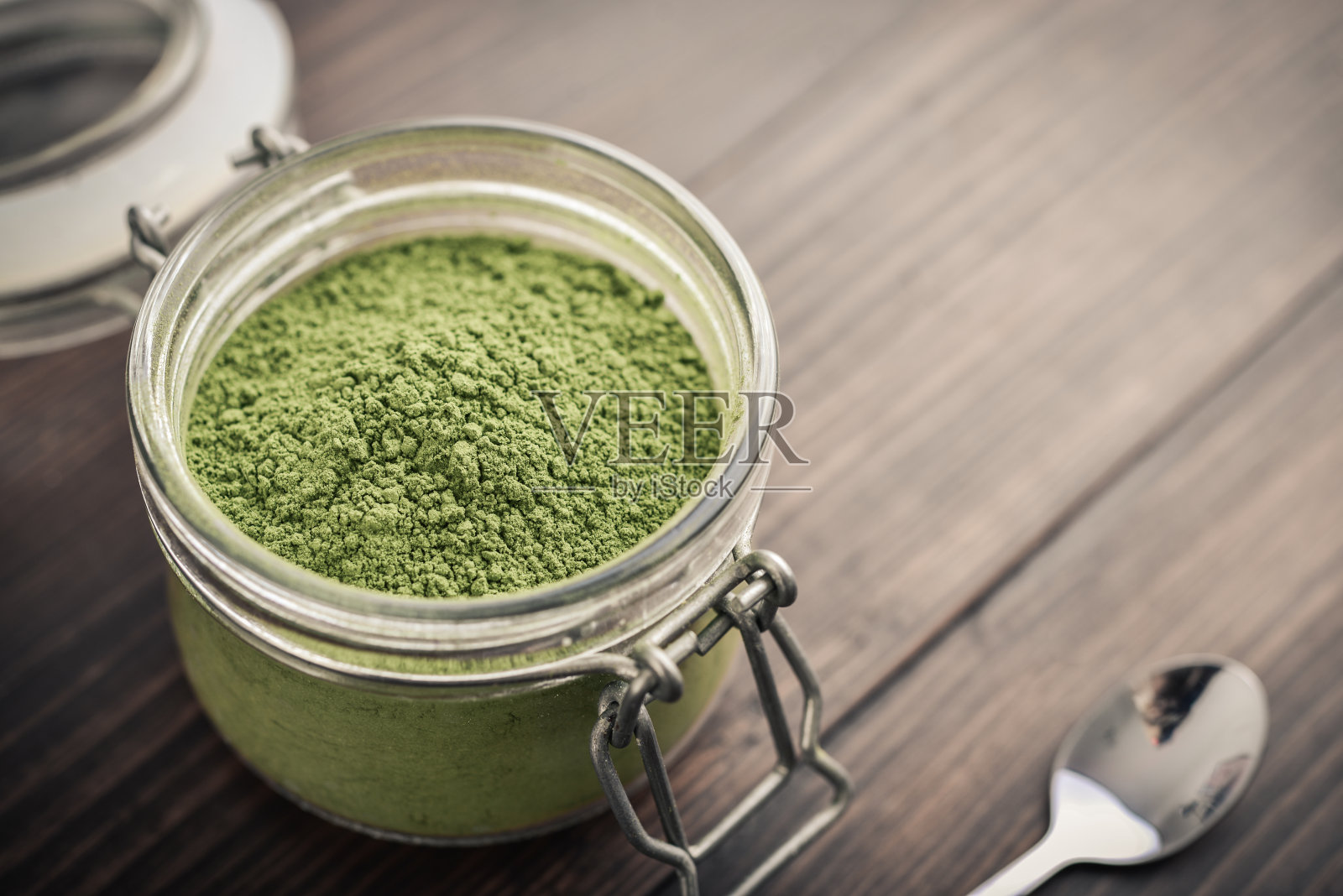 玻璃罐里的辣木粉照片摄影图片