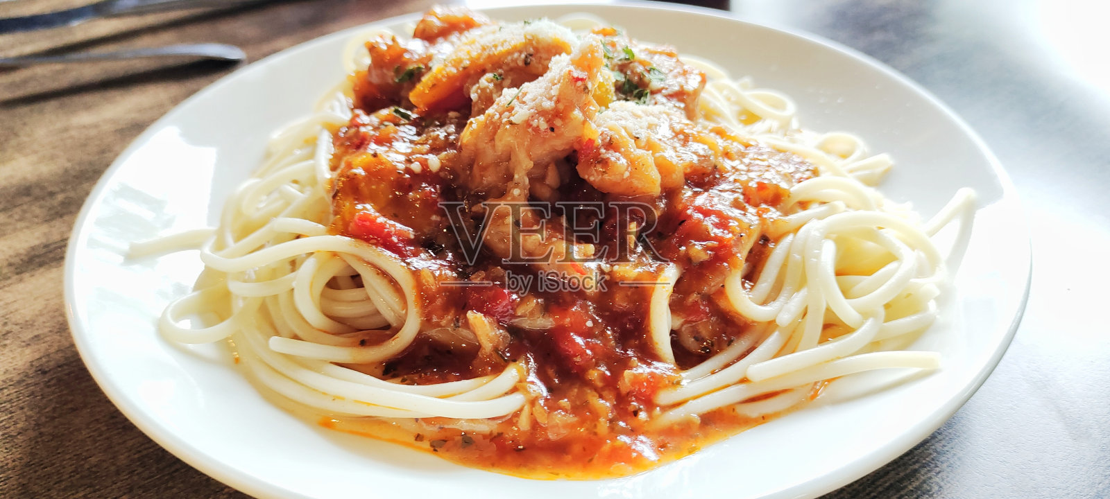 意大利菜:辣鸡肉意大利面照片摄影图片