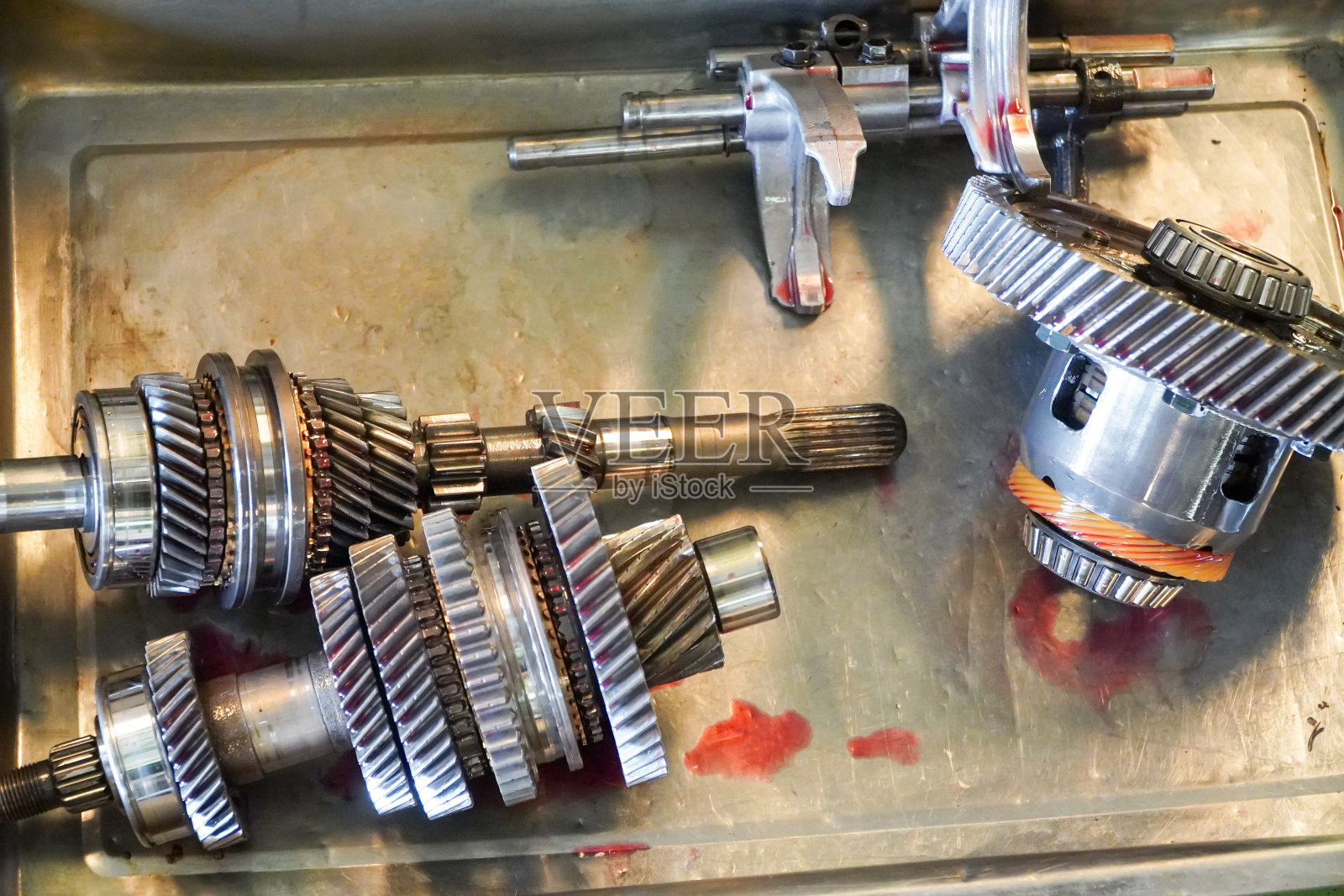 汽车维修厂桌子上的汽车手动变速器部件。汽车服务中心照片摄影图片