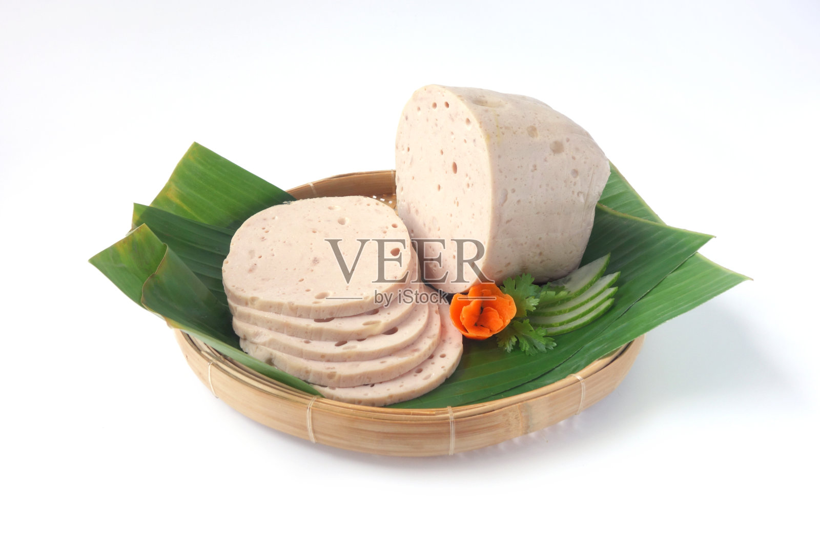 越南猪肉/牛肉博洛尼亚香肠（越南春节食品）切片，白色背景照片摄影图片