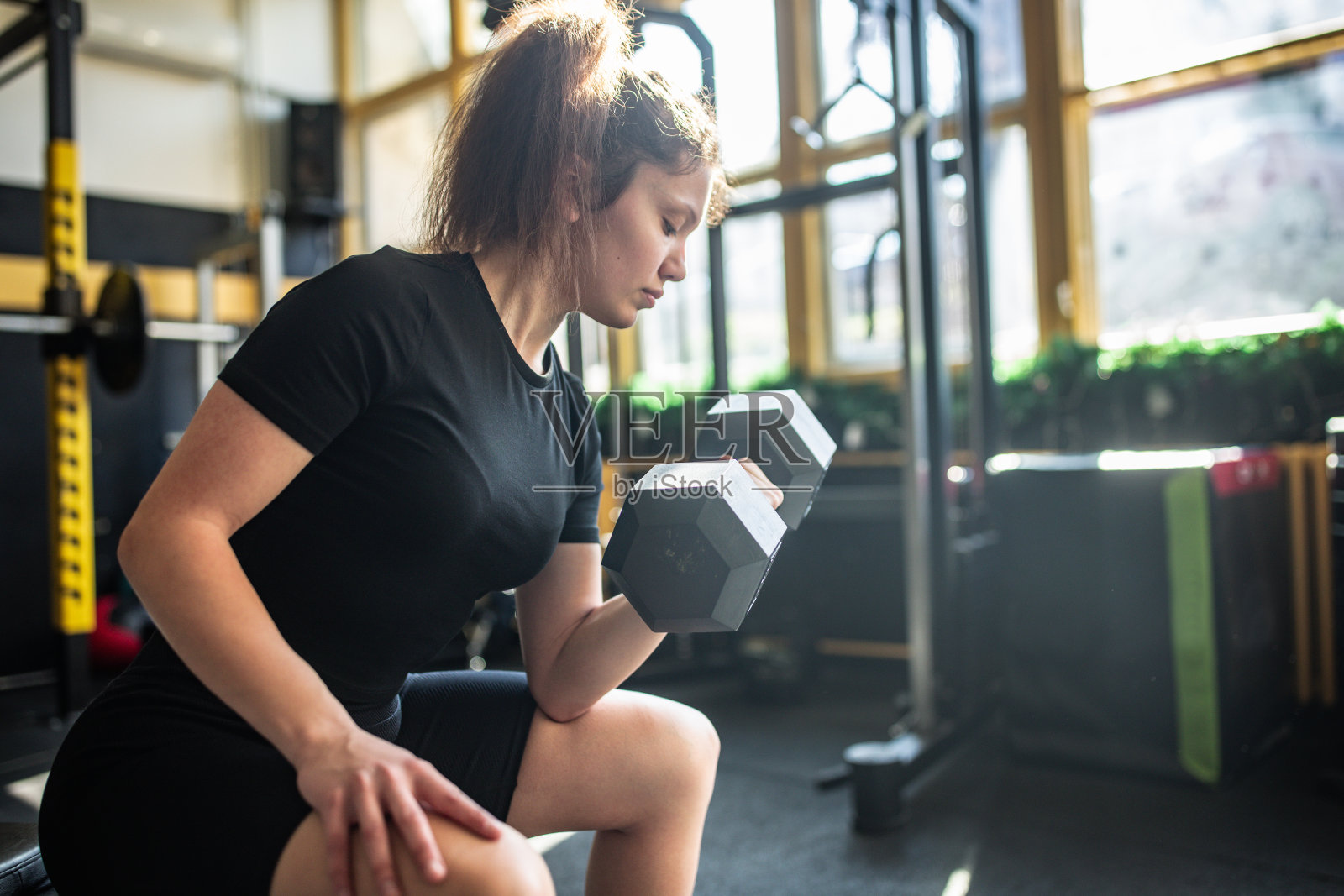 用哑铃锻炼的女人照片摄影图片