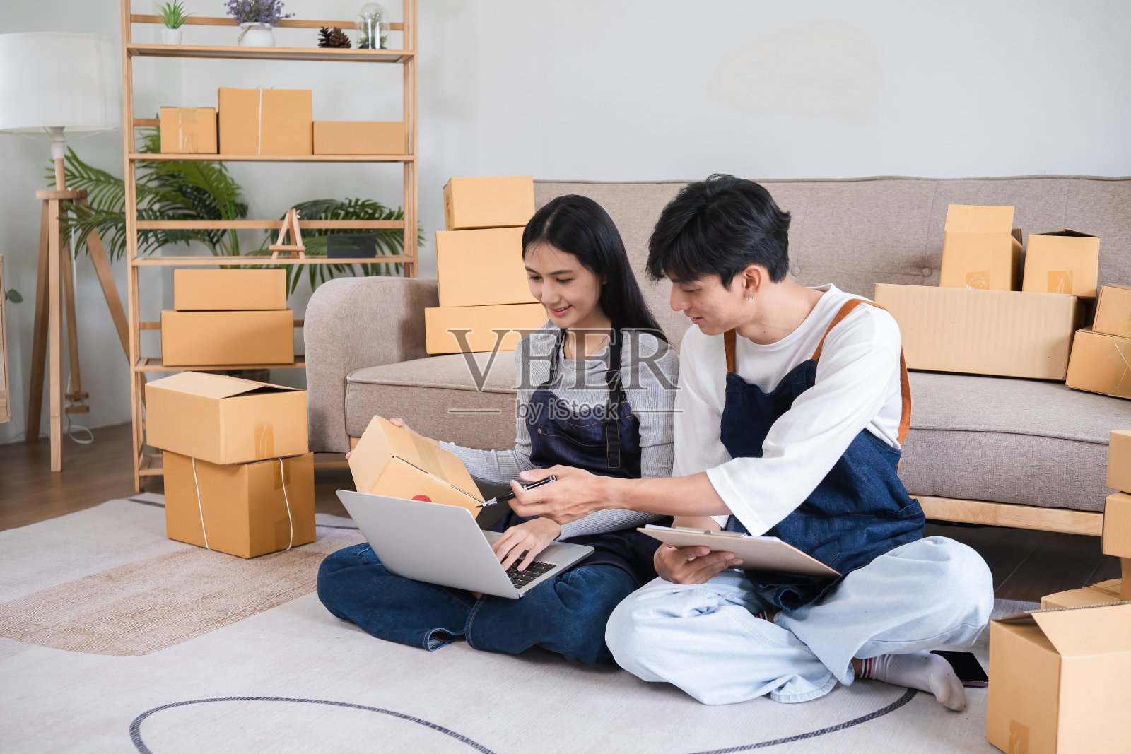 年轻夫妇在家管理网上订单和电子商务产品包装照片摄影图片