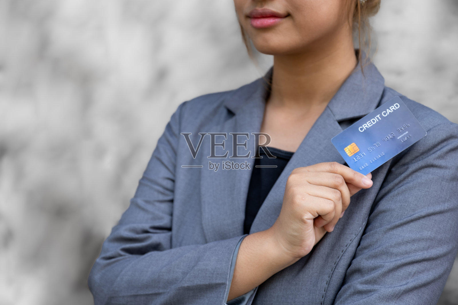 女商人手持模拟信用卡用于智能手机网上购物、支付电子商务、互联网金融银行、消费电子钱包照片摄影图片