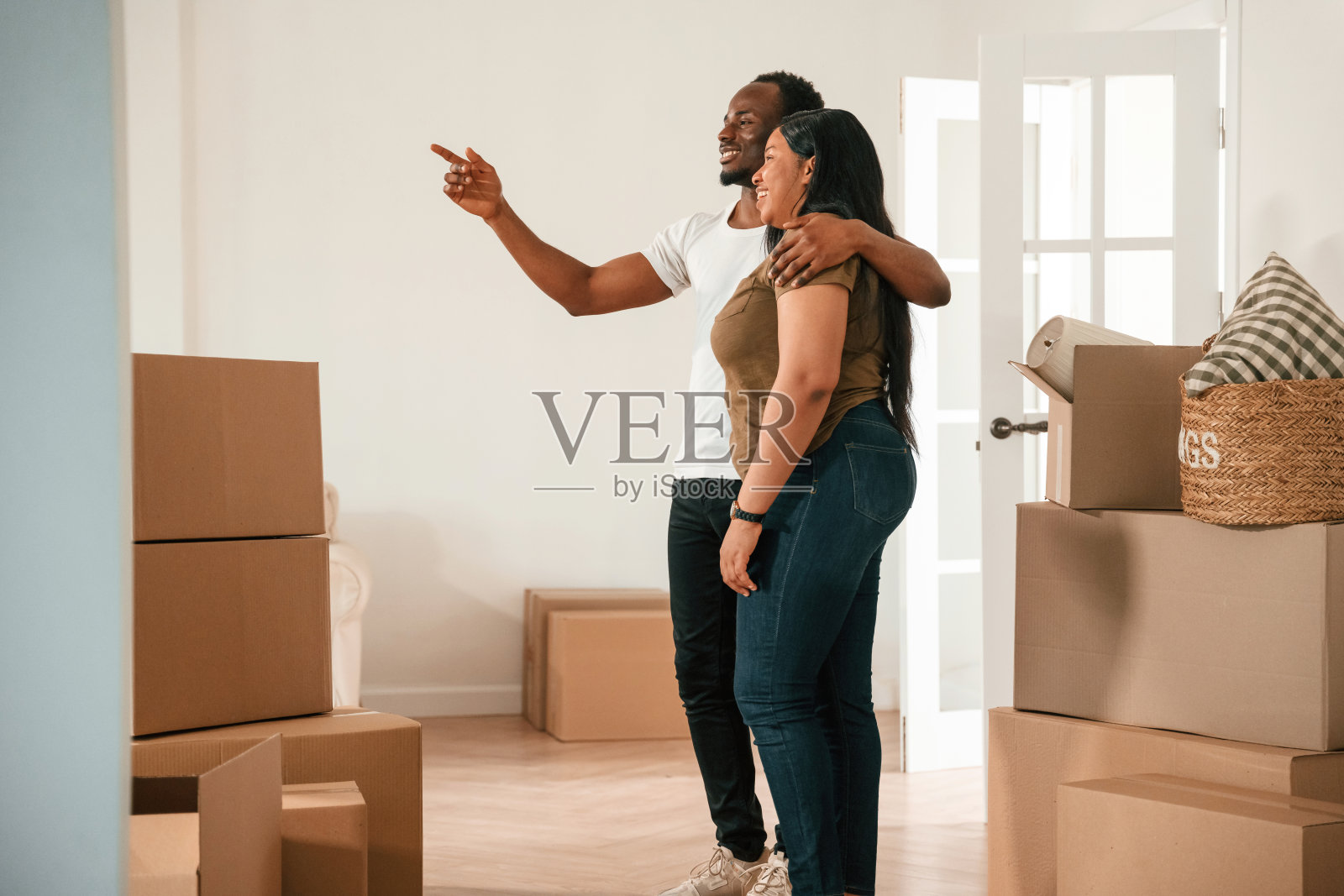 一对非裔美国夫妇要搬进新家了照片摄影图片