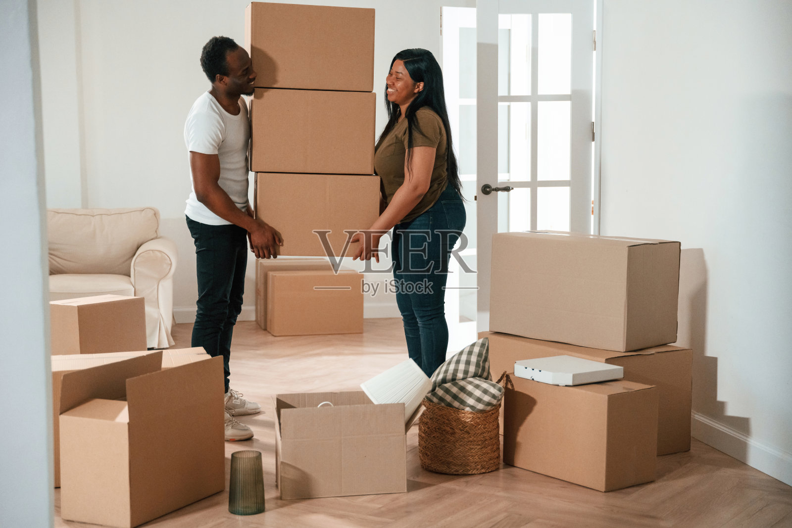 一堆盒子。一对非裔美国夫妇要搬进新家了照片摄影图片