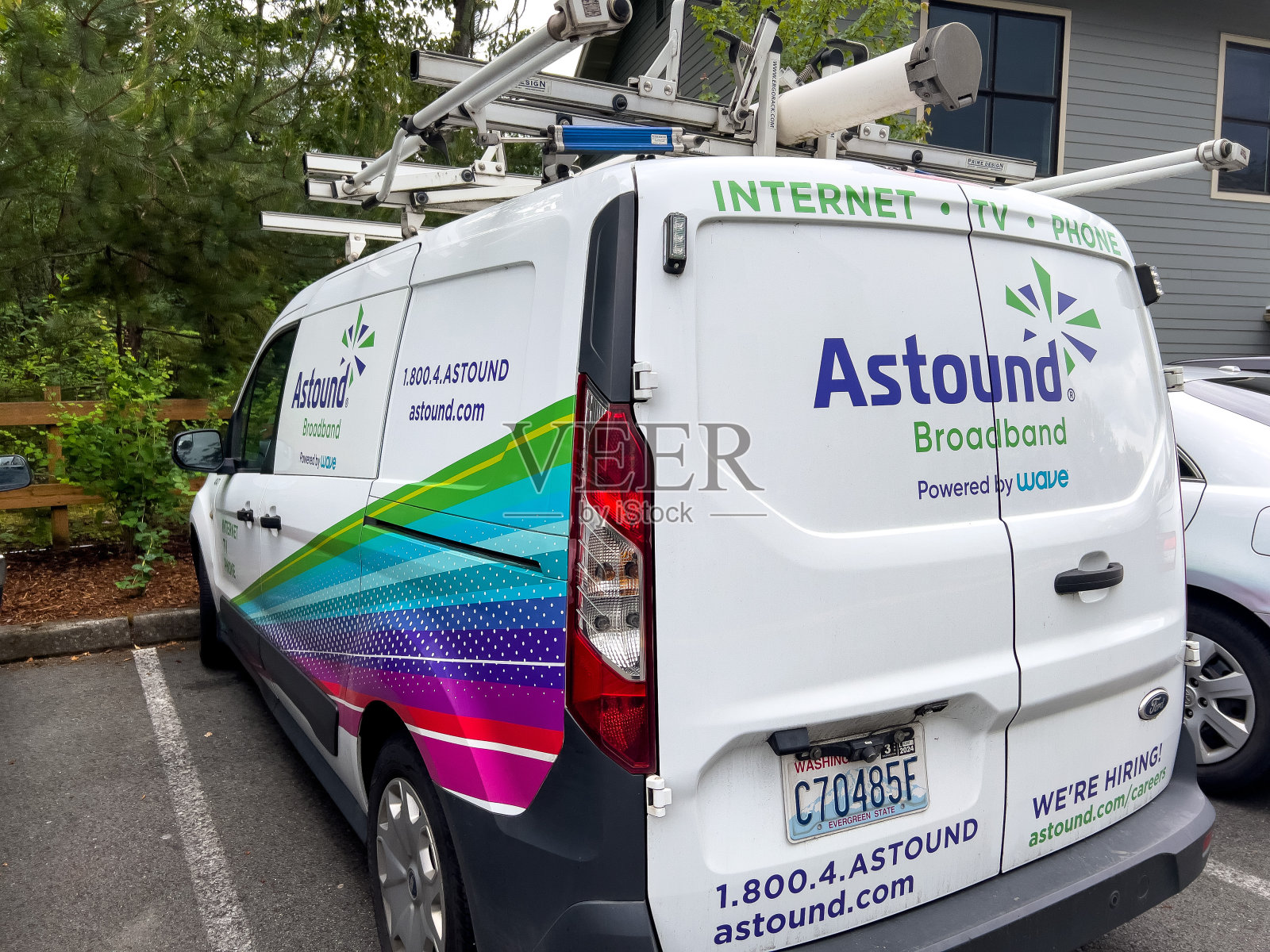 一辆停在住宅外的宽带车辆的角度视图。照片摄影图片