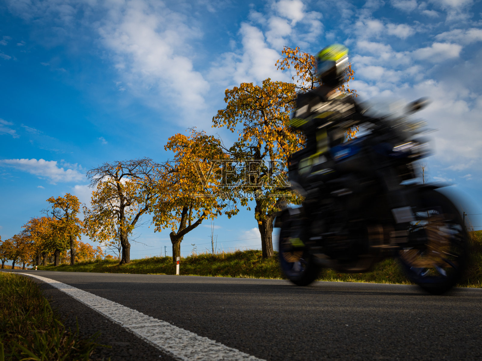 摩托车手在路上行驶照片摄影图片