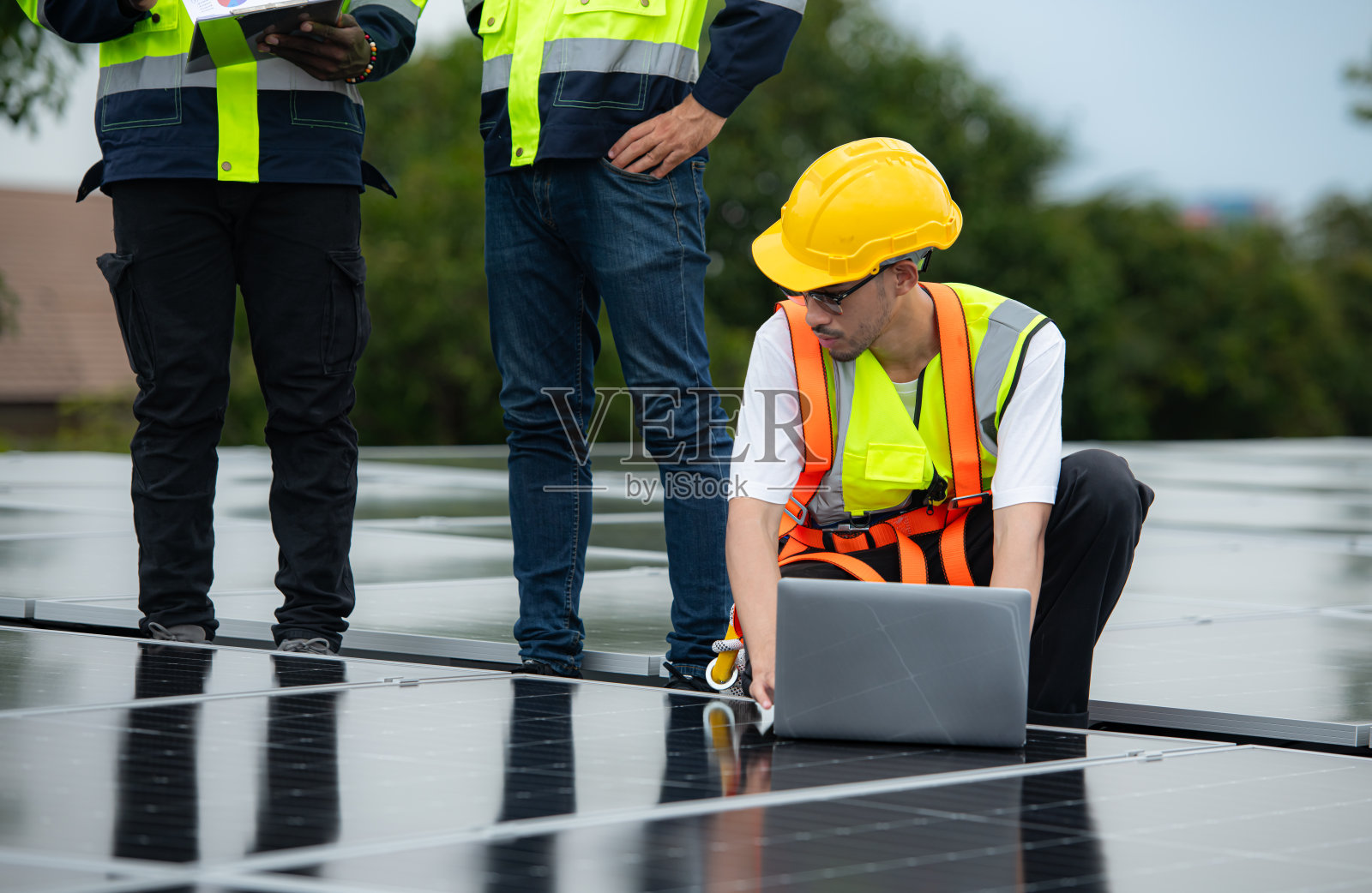 一组工程师和技术人员检查太阳能电池板的安装和测试电池板的运行照片摄影图片