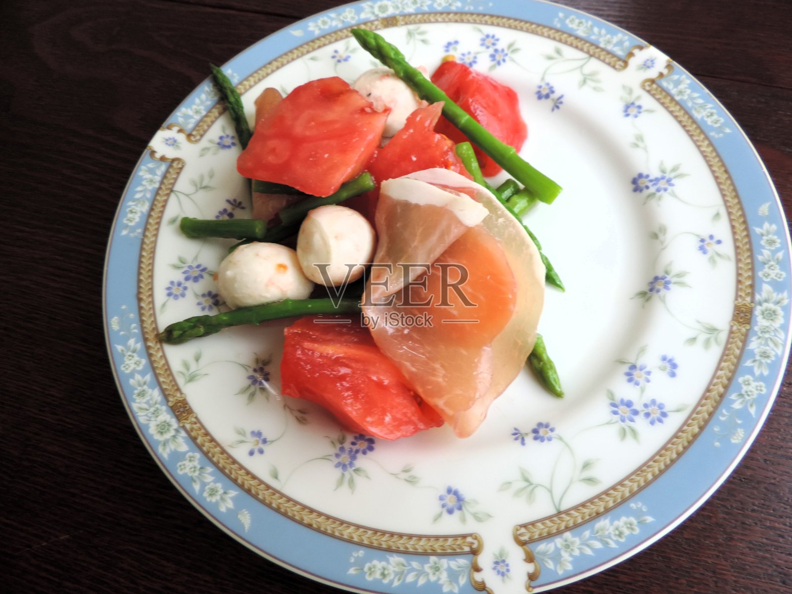 开胃菜。意大利熏火腿和马苏里拉奶酪沙拉。照片摄影图片