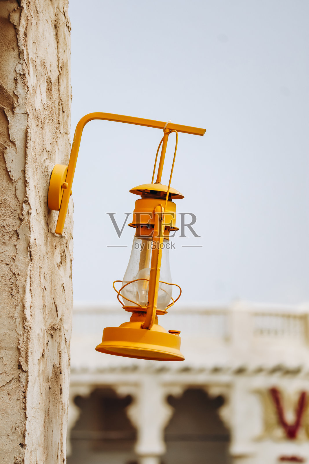 美丽的传统灯笼挂在卡塔尔首都多哈市中心的老房子的正面照片摄影图片