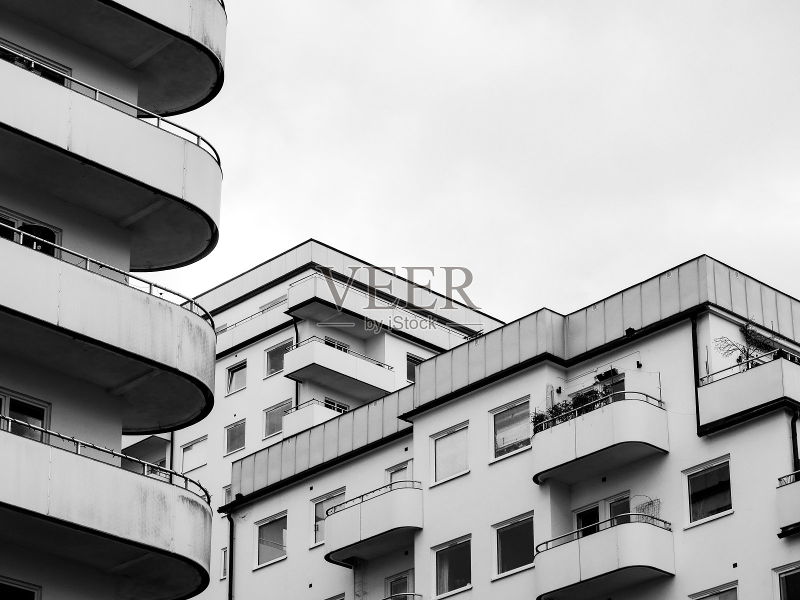 黑白建筑的低角度视图照片摄影图片