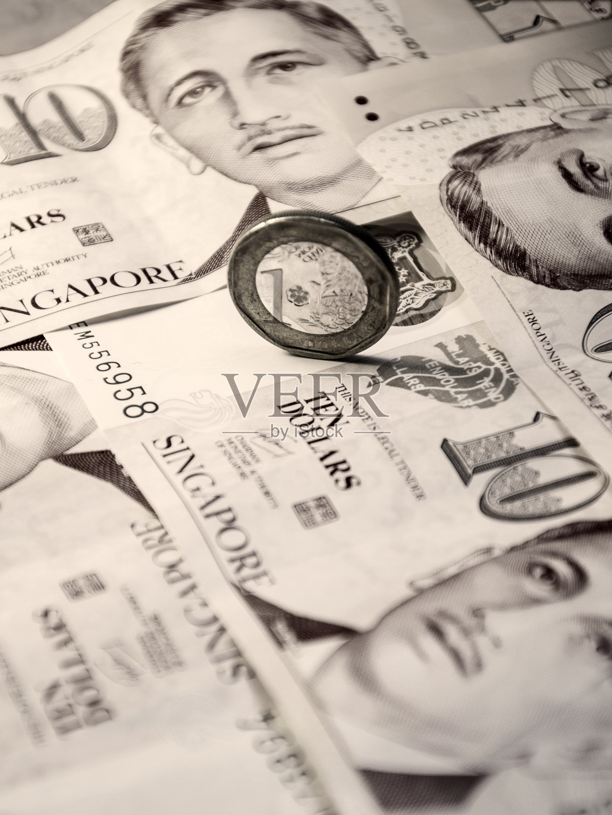 新加坡元硬币在钞票上照片摄影图片