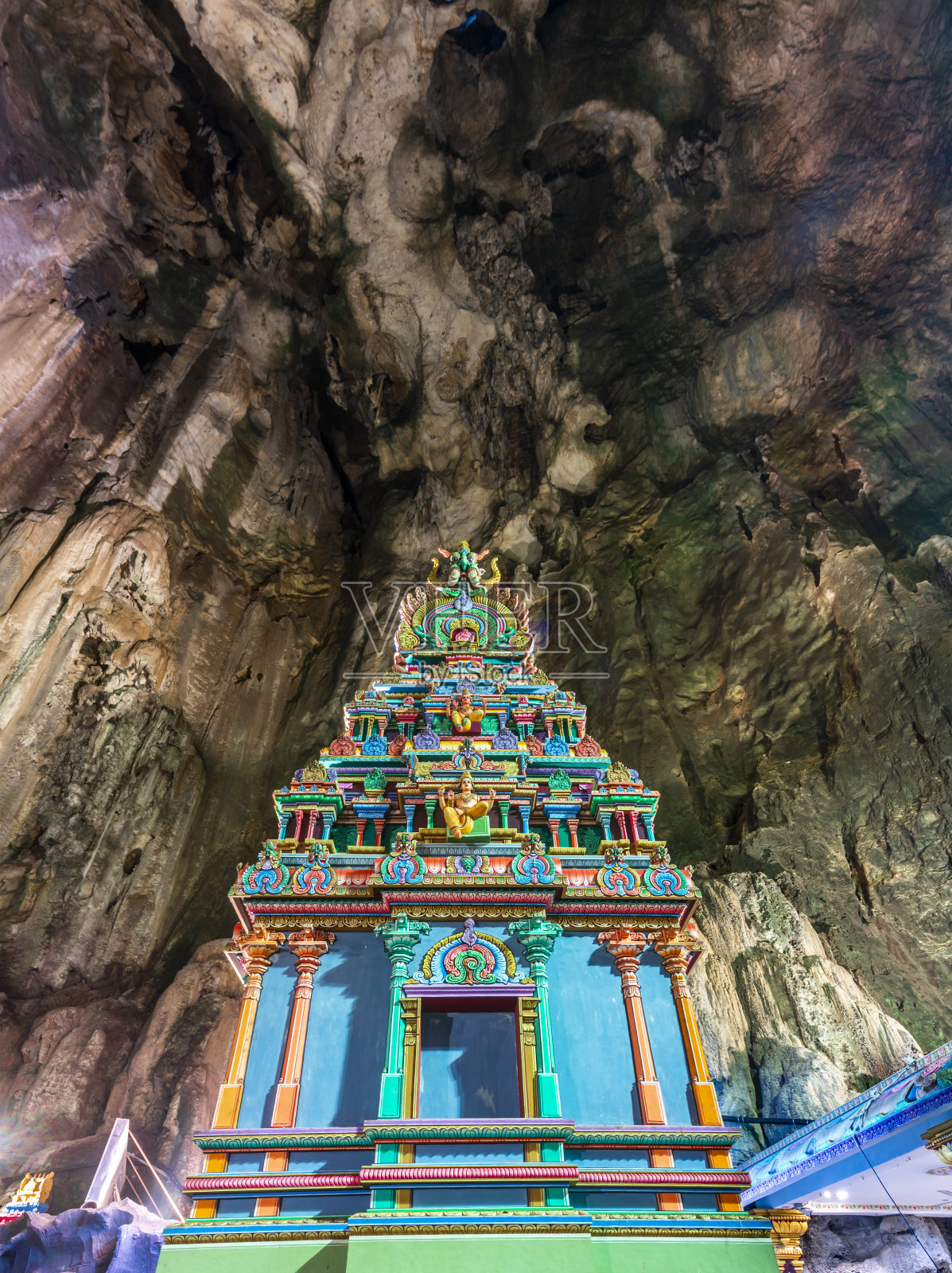 位于马来西亚吉隆坡附近的雪兰莪州贡巴克的巴都洞内的Sri Velayuthar寺庙。照片摄影图片