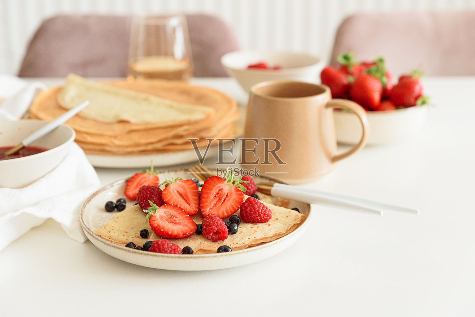 法式自制煎饼可丽饼加浆果。夏天早餐。照片摄影图片