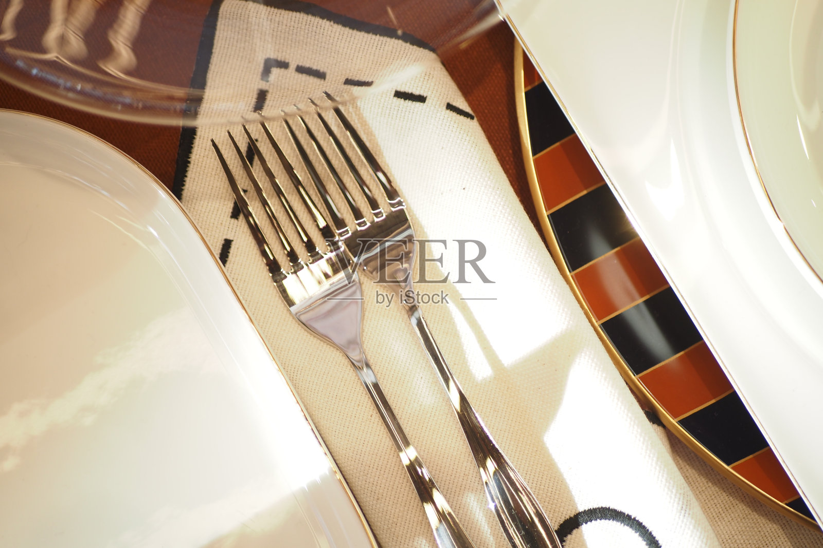 闪亮的银勺子在木制表面与美丽的反射和优雅的光泽照片摄影图片