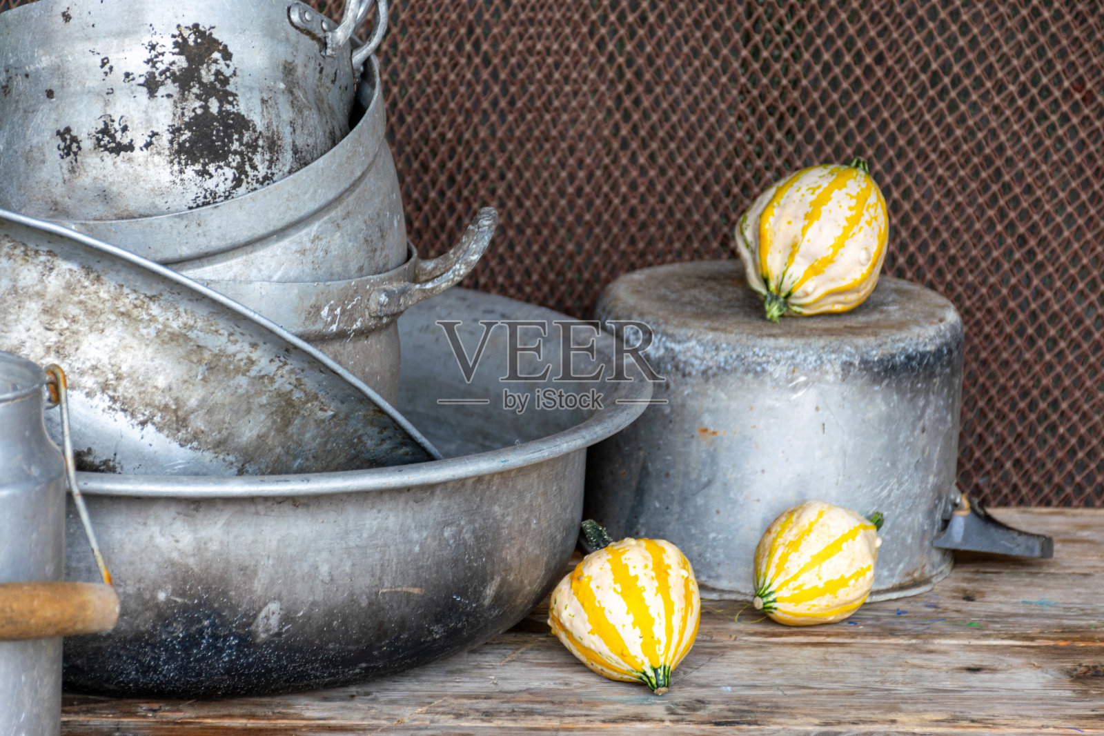 静物画，各种旧铝制物品，历史悠久的盘子照片摄影图片