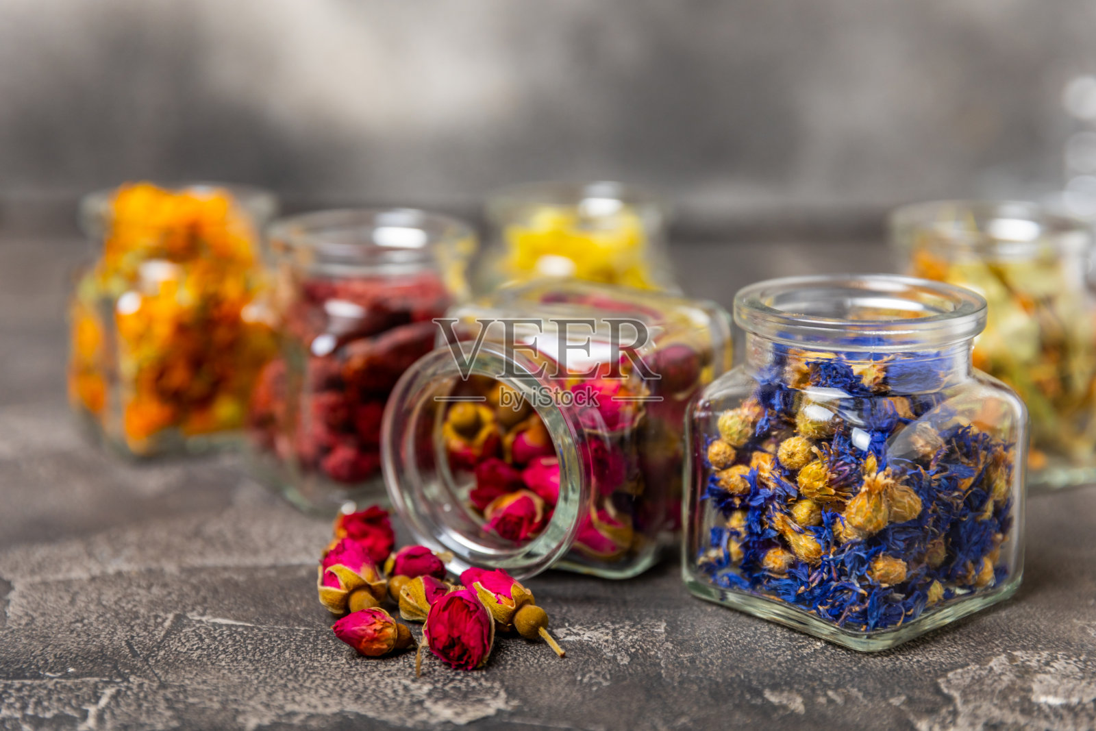 木质背景上的干草本和浆果茶。茶党概念。草药。治疗药草。替代医学。菩提树，金盏花，矢车菊，万寿菊，三色菊，茶玫瑰。照片摄影图片