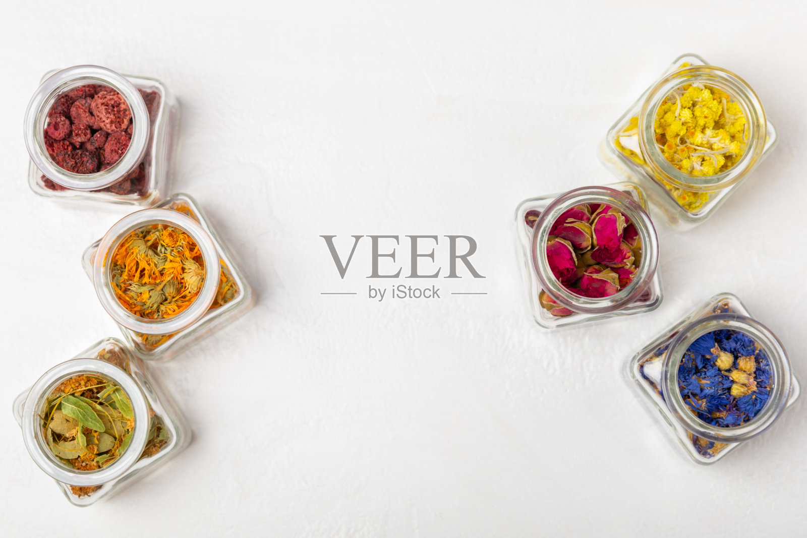 木质背景上的干草本和浆果茶。茶党概念。草药。治疗药草。替代医学。菩提树，金盏花，矢车菊，万寿菊，三色菊，茶玫瑰。照片摄影图片