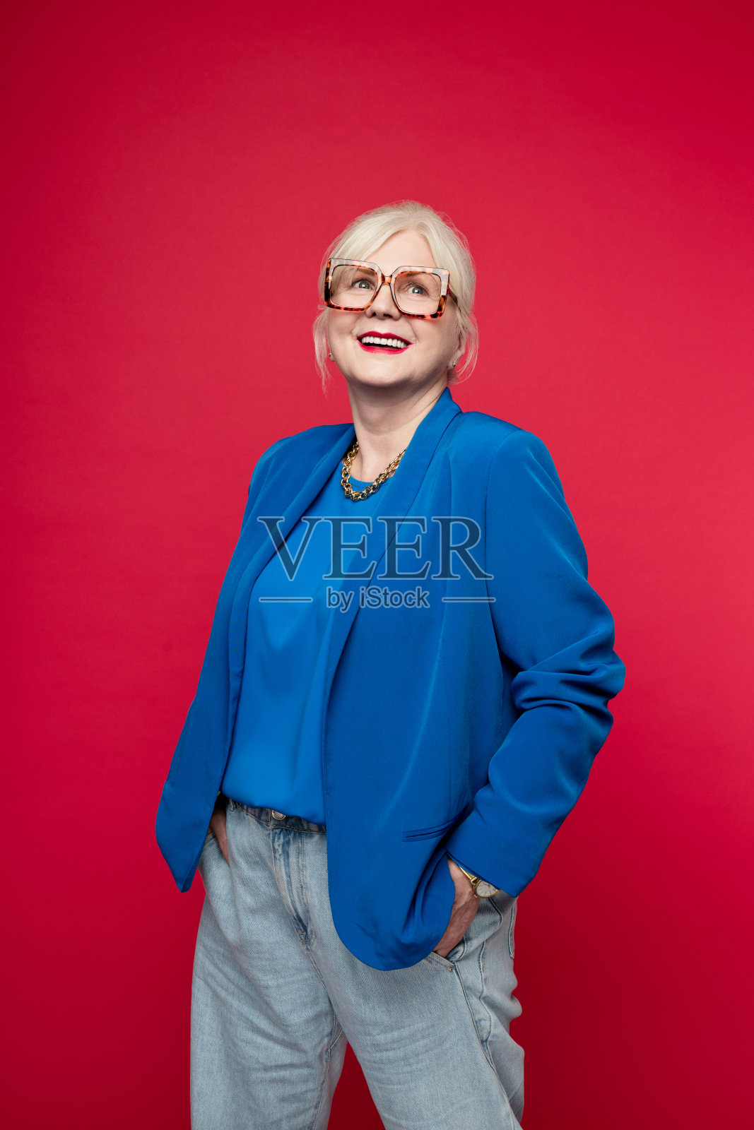 兴奋的资深女性的肖像照片摄影图片