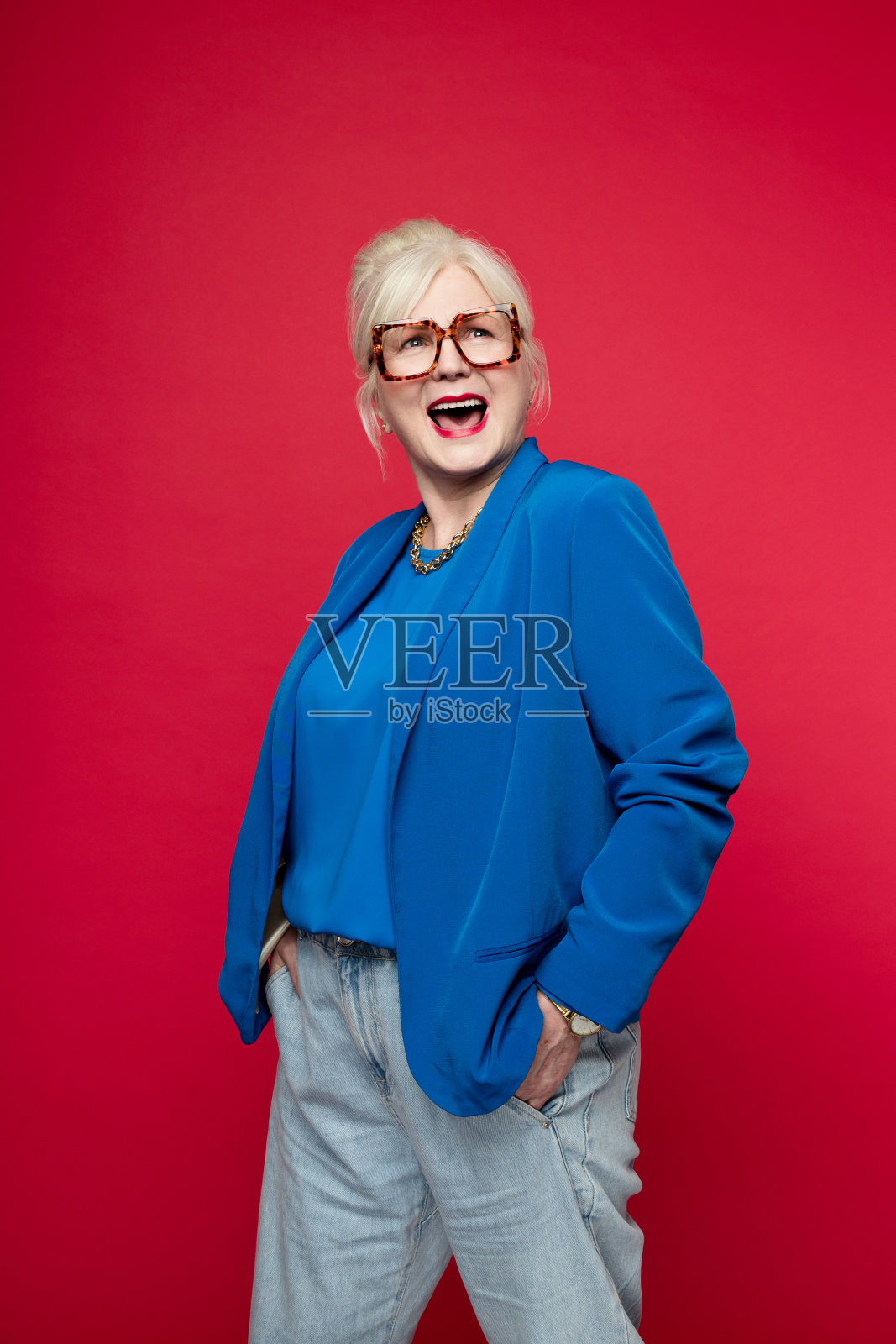 兴奋的资深女性的肖像照片摄影图片