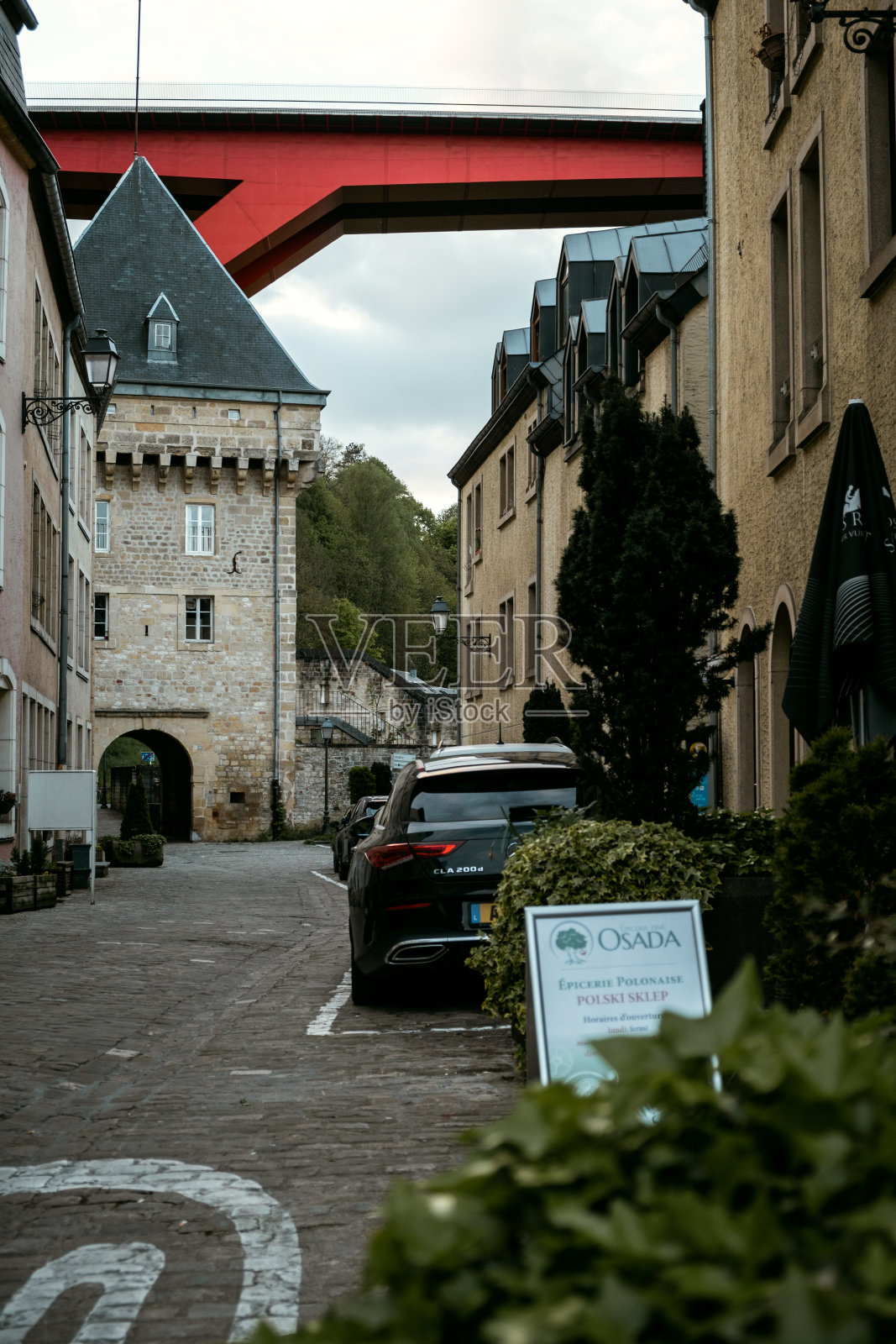 卢森堡老城的地面区,背景是红色的夏洛特大公夫人桥。在卢森堡的普芬塔尔区照片摄影图片