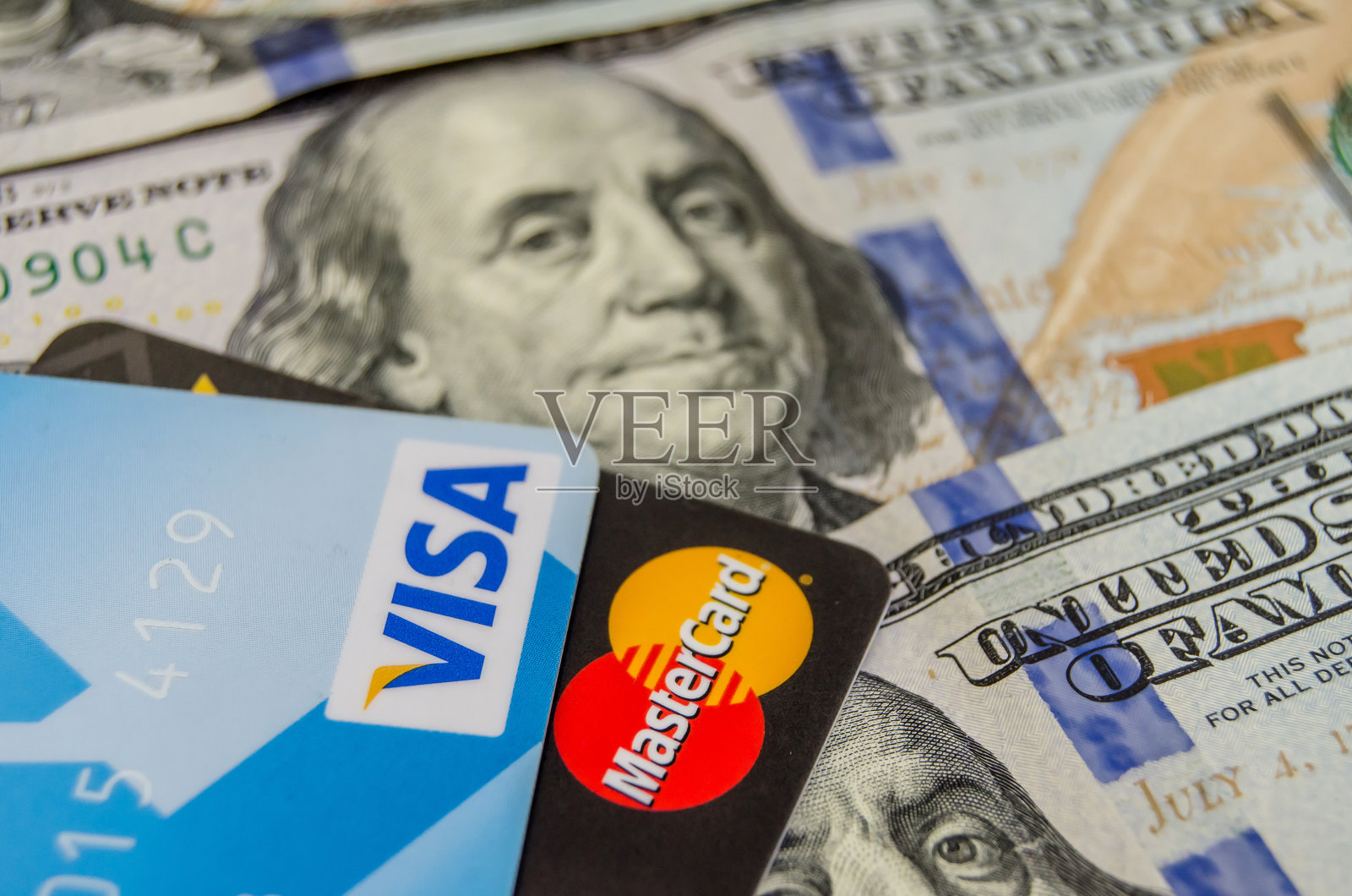 美元以上的万事达卡和维萨信用卡照片摄影图片