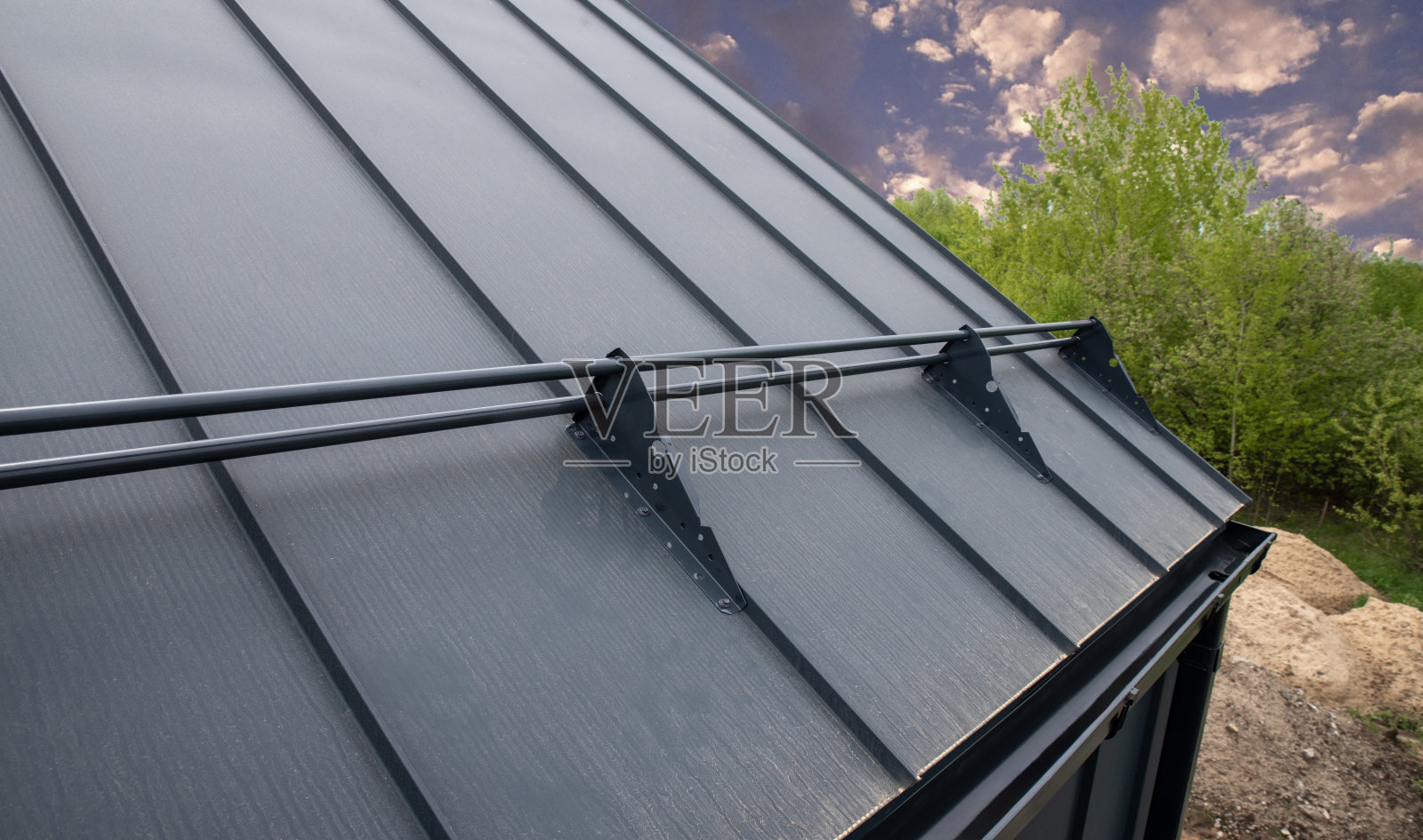 灰缝屋面上安装雪轨照片摄影图片