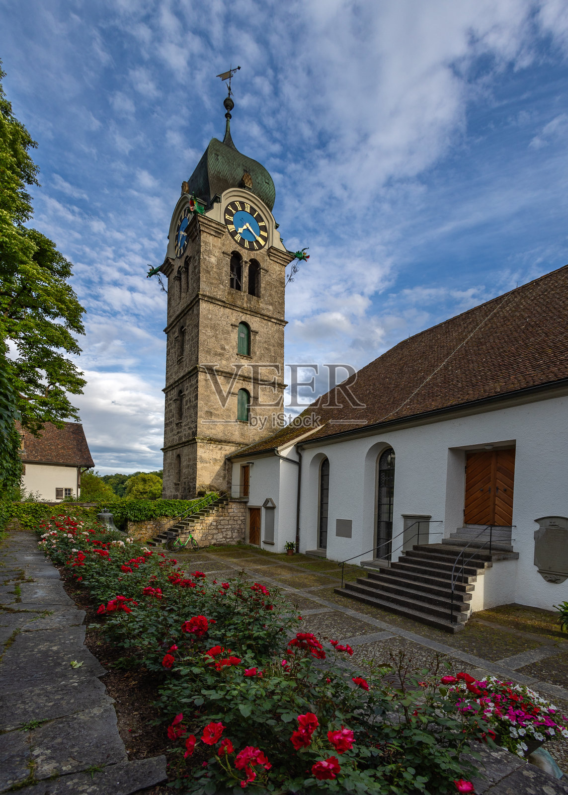 瑞士历史悠久的埃格利索老城的归正教会。照片摄影图片